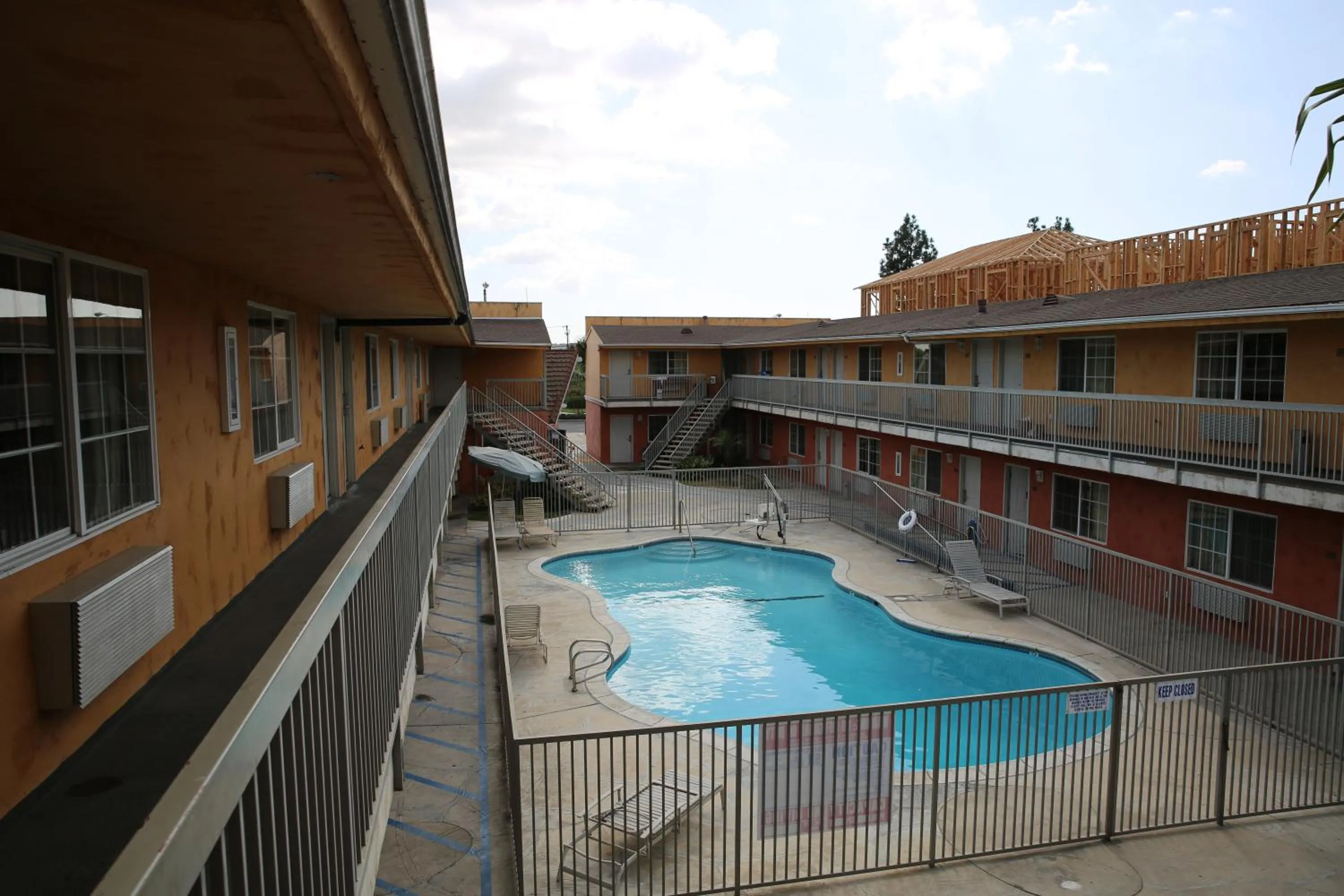 Chateau Inn & Suites