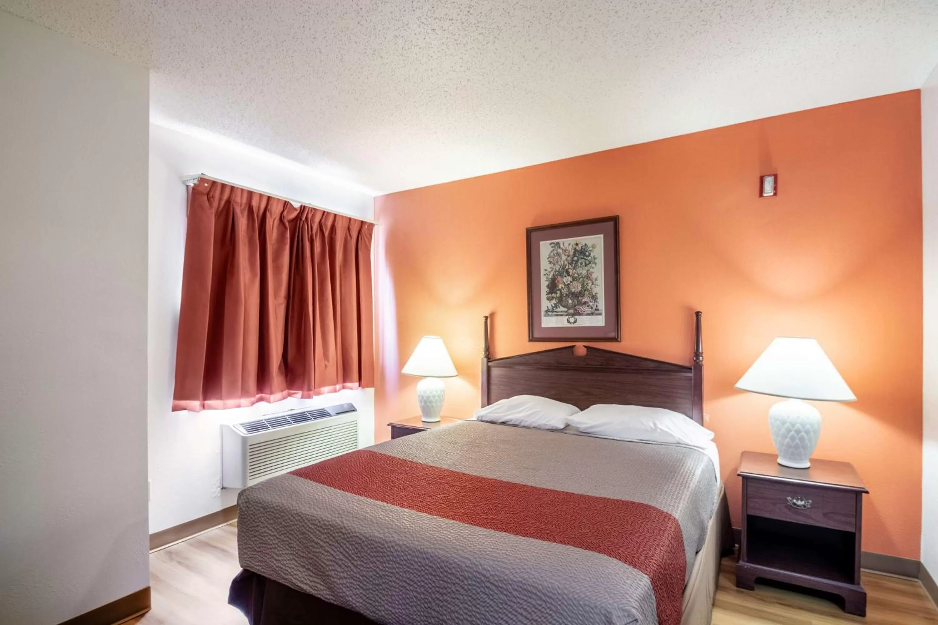 Photo of the whole room, Bed in Motel 6-Saukville, WI