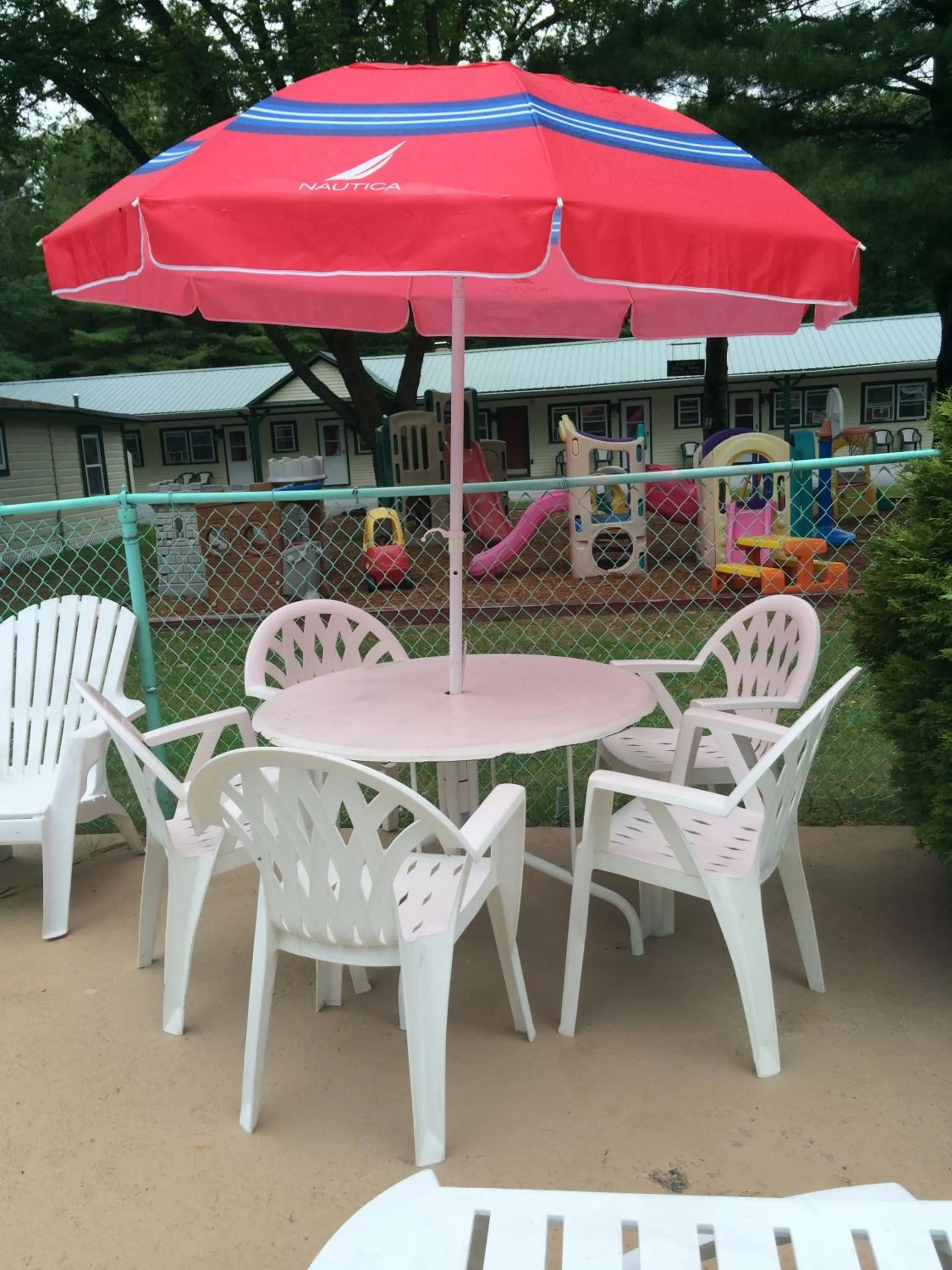 Swimming pool in Perry's Motel and Cottages