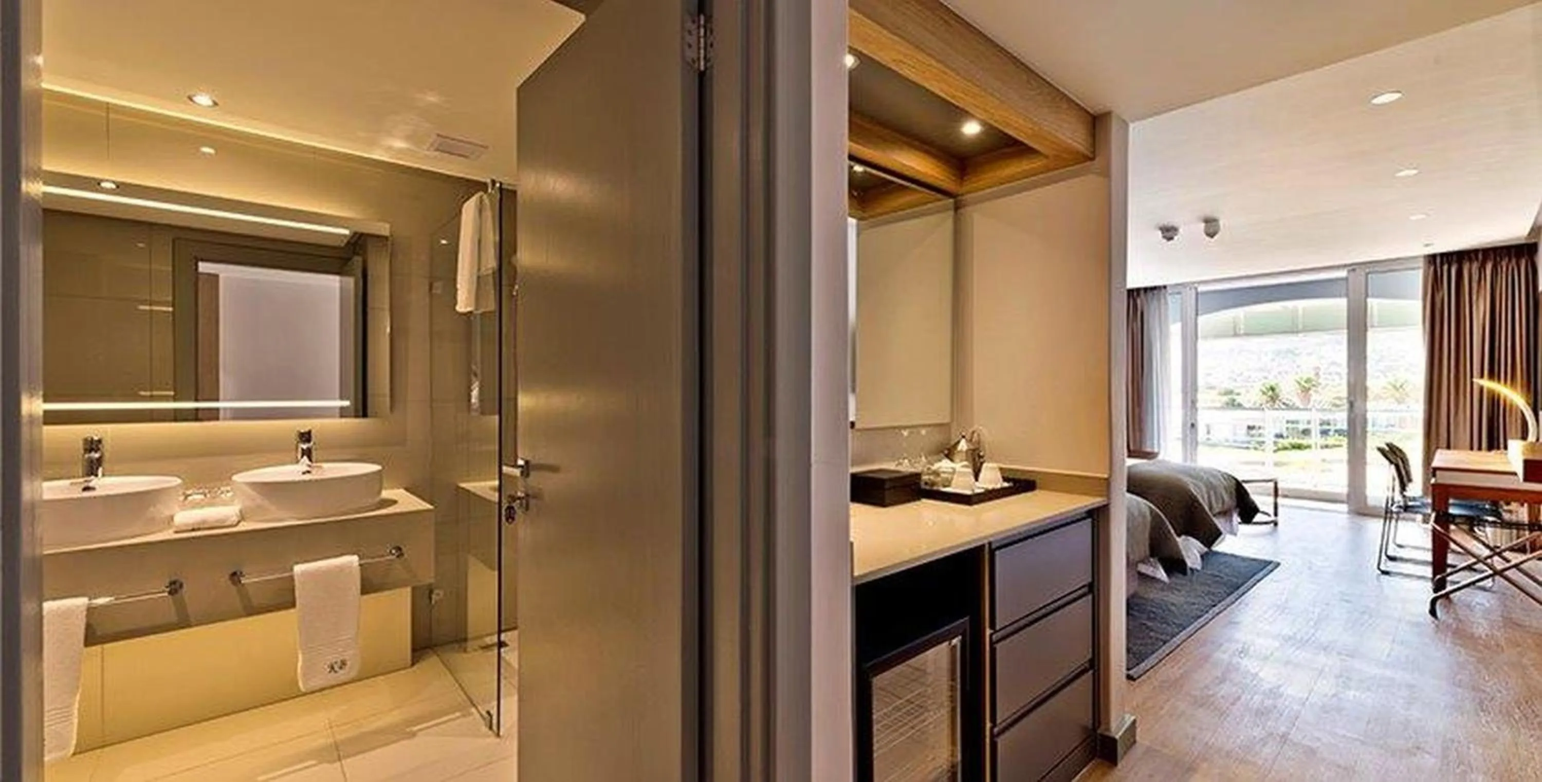 Bathroom, Bed in Krystal Beach Hotel