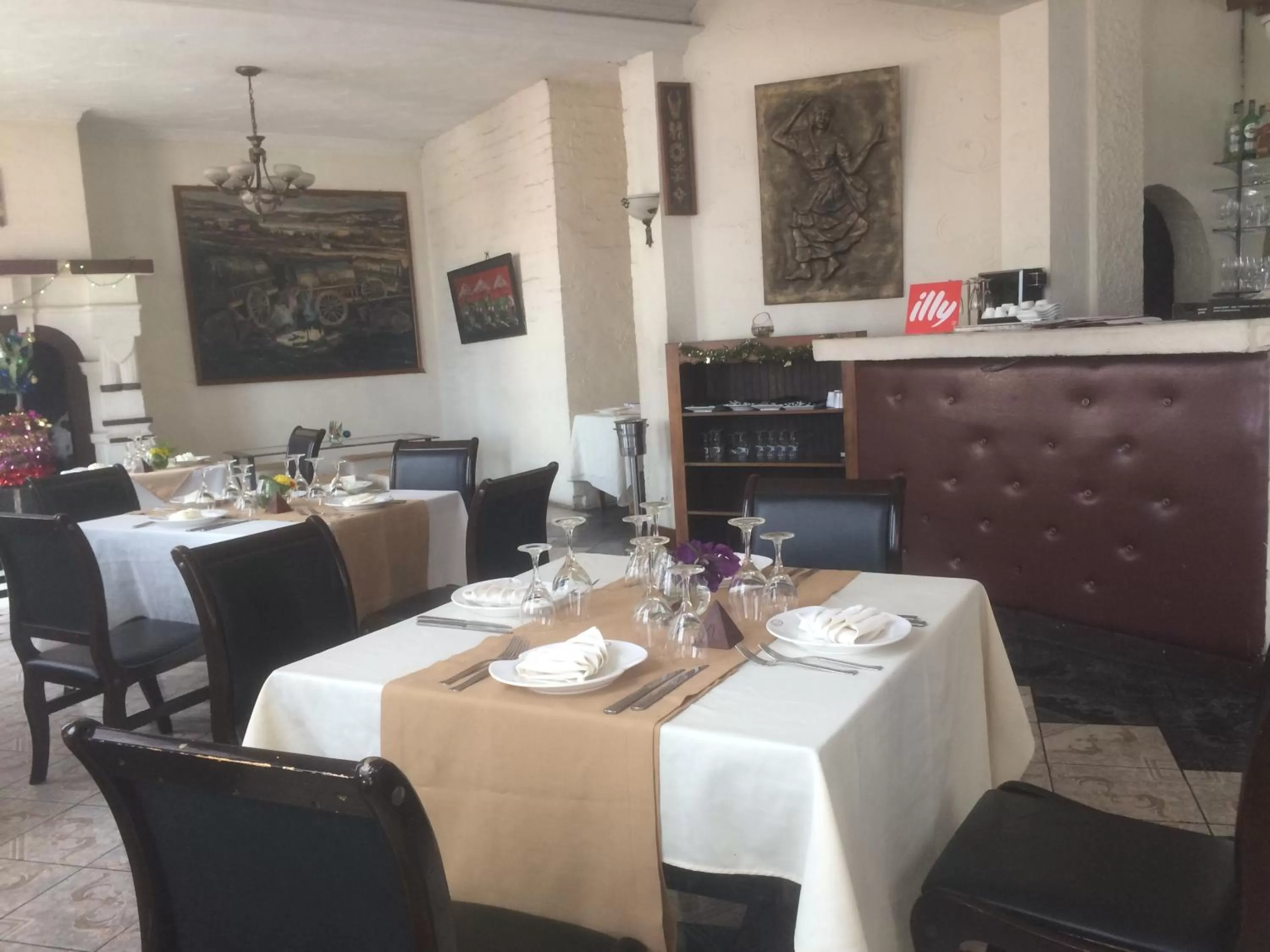 Restaurant/places to eat in Relais De La Haute Ville Tana