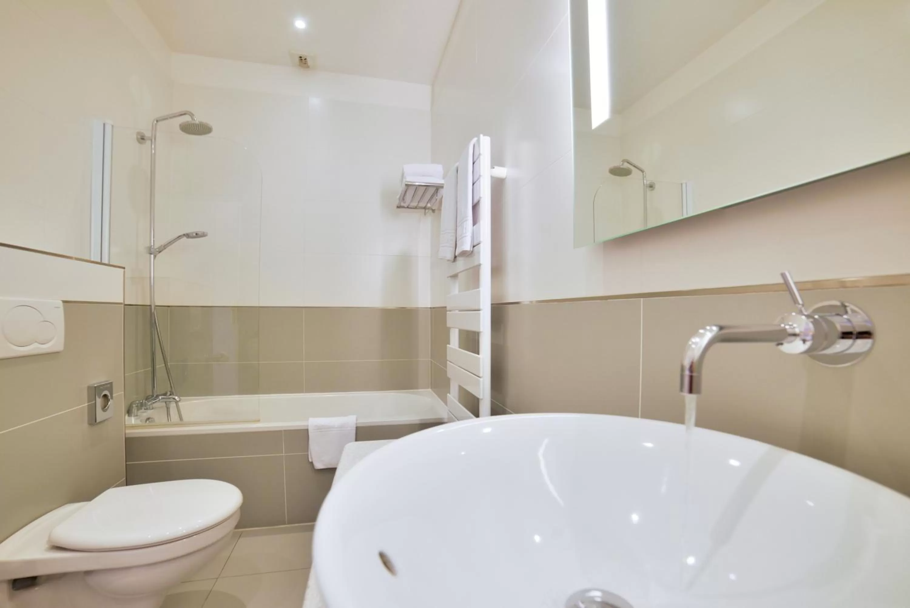 Bathroom in Hôtel Mercure Bayonne Centre Le Grand Hotel