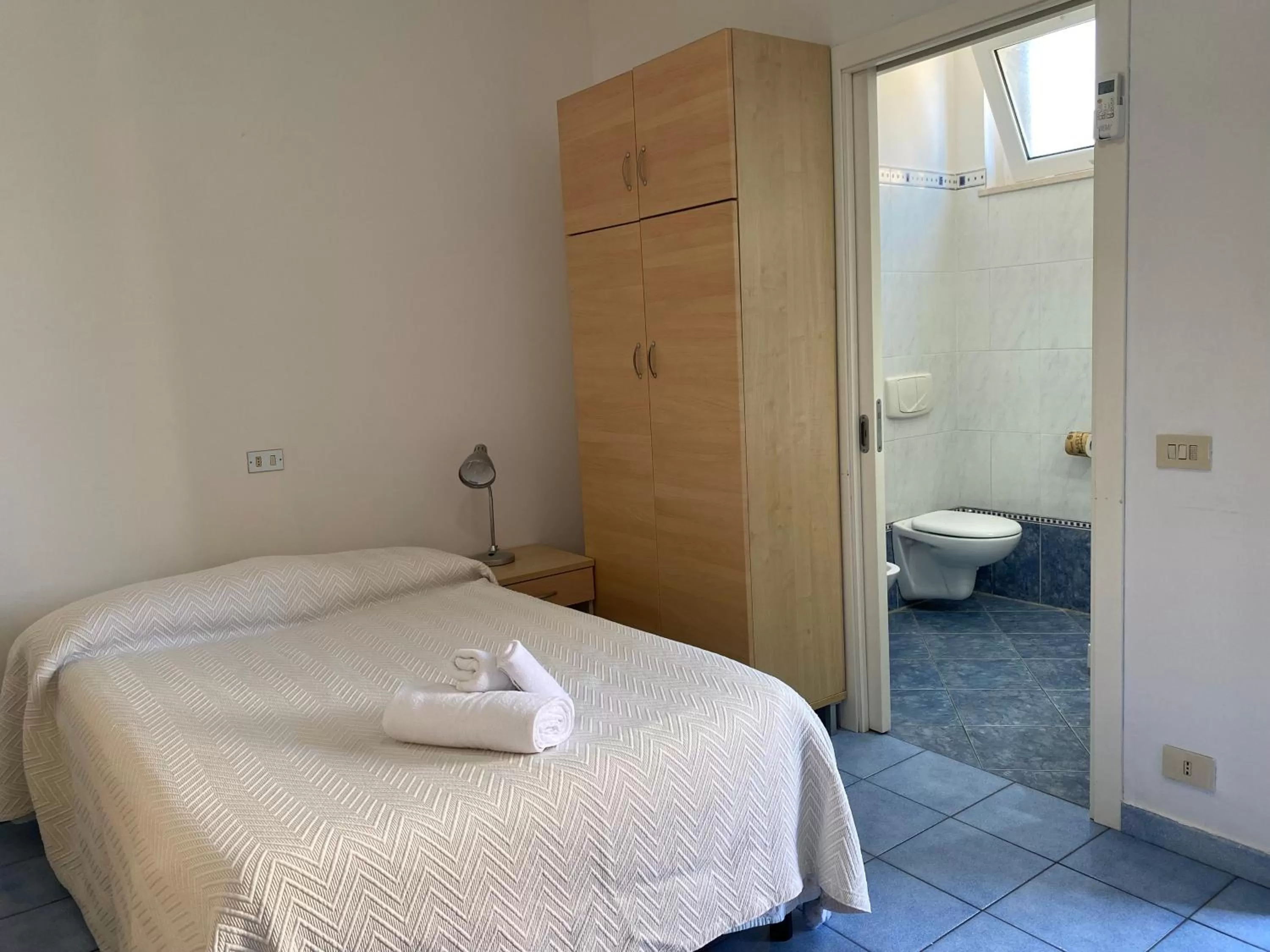 Photo of the whole room, Bed in Residence Playa