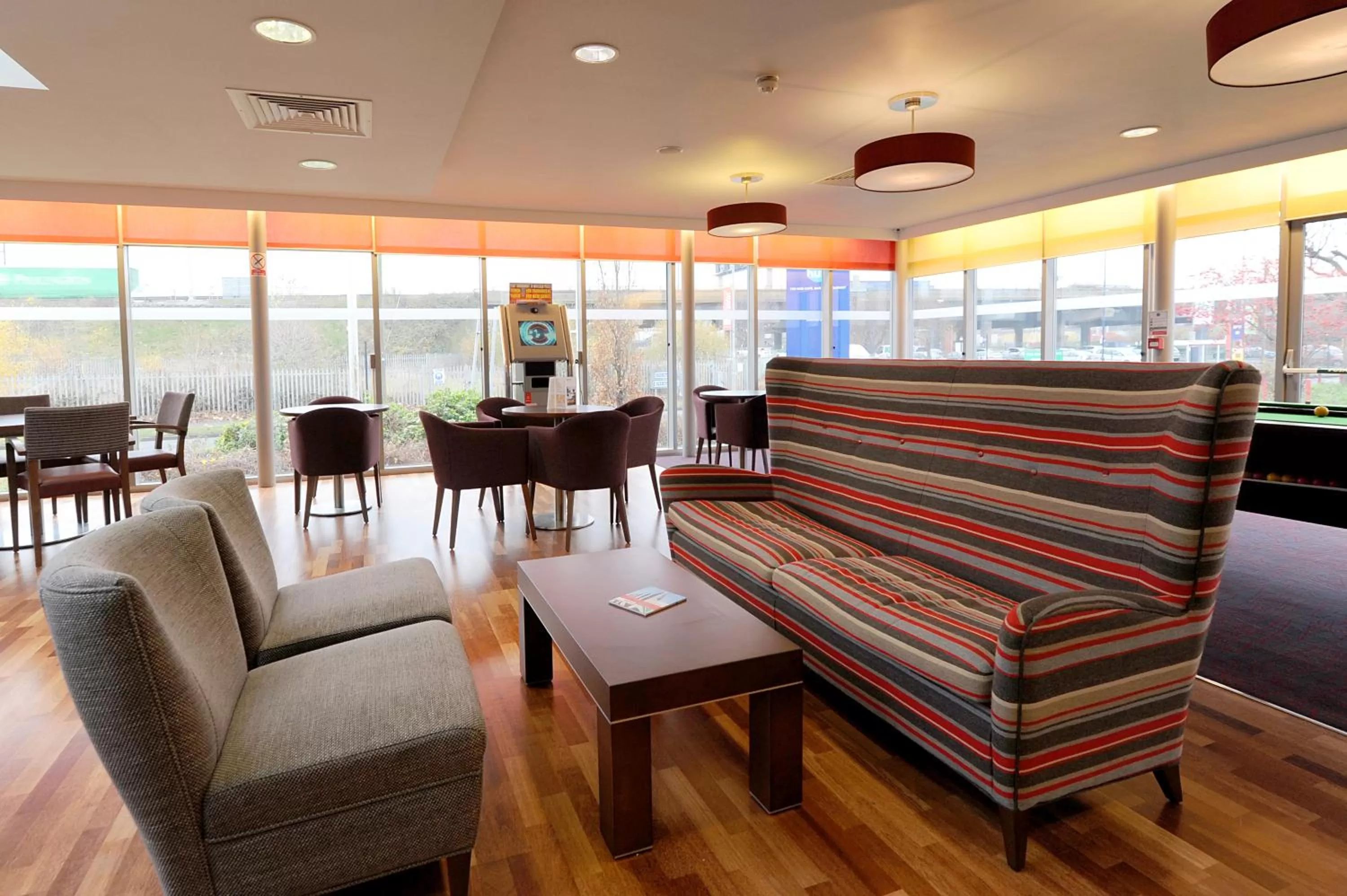 Lounge or bar in Park Inn by Radisson Birmingham Walsall