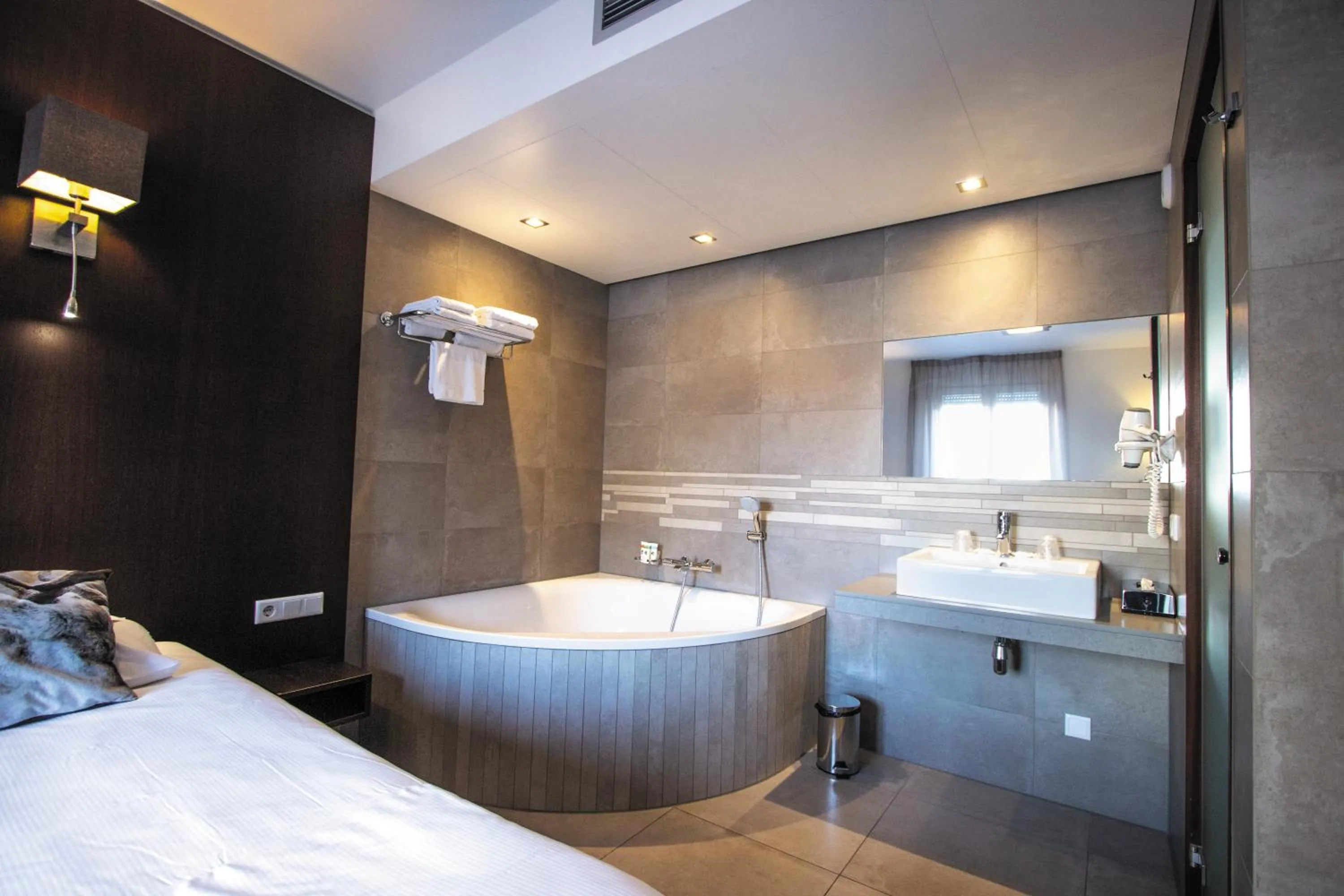 Bed in Golden Tulip West Ende