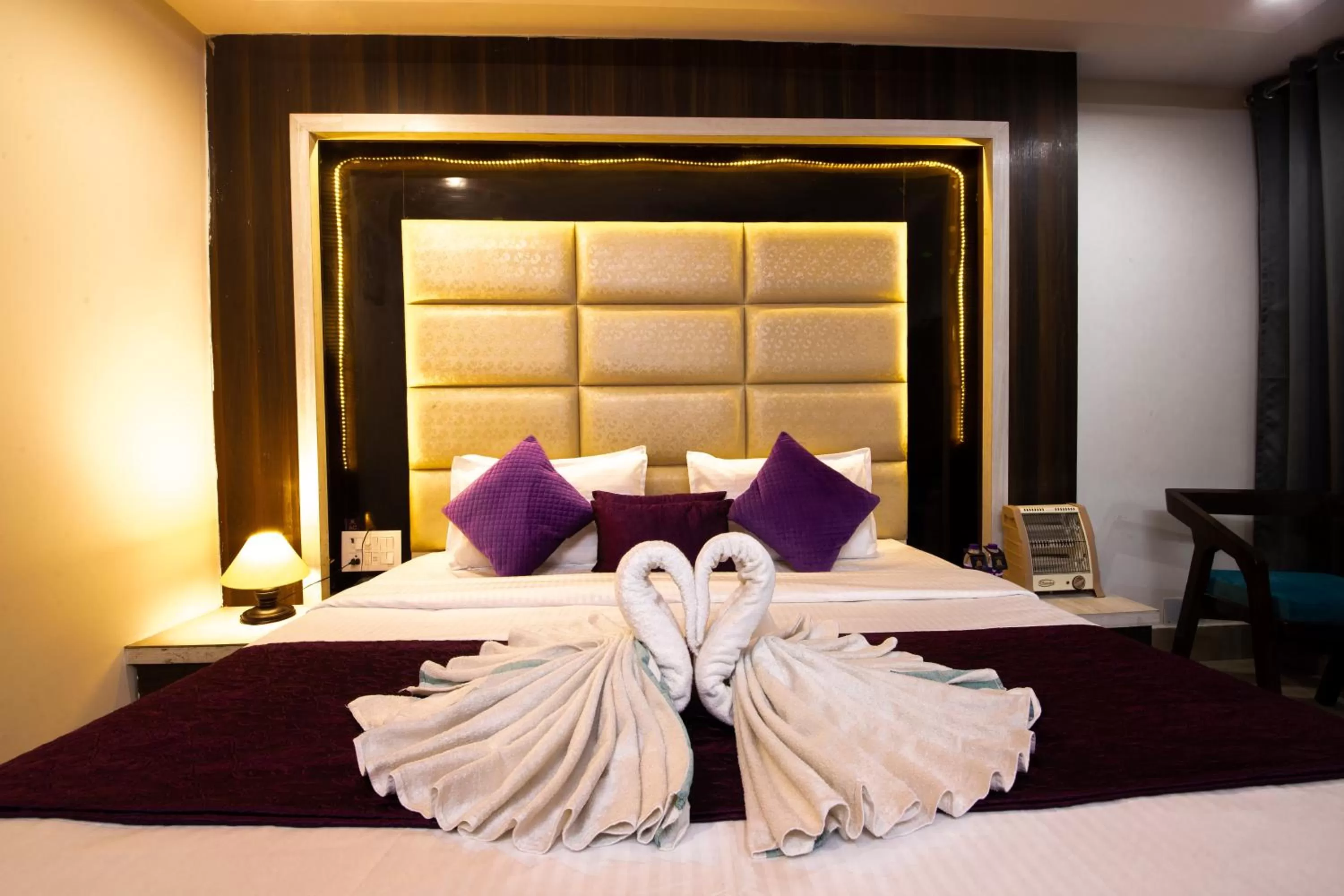 Bed in Grey Castle - Hotel Near Haridwar Railway station