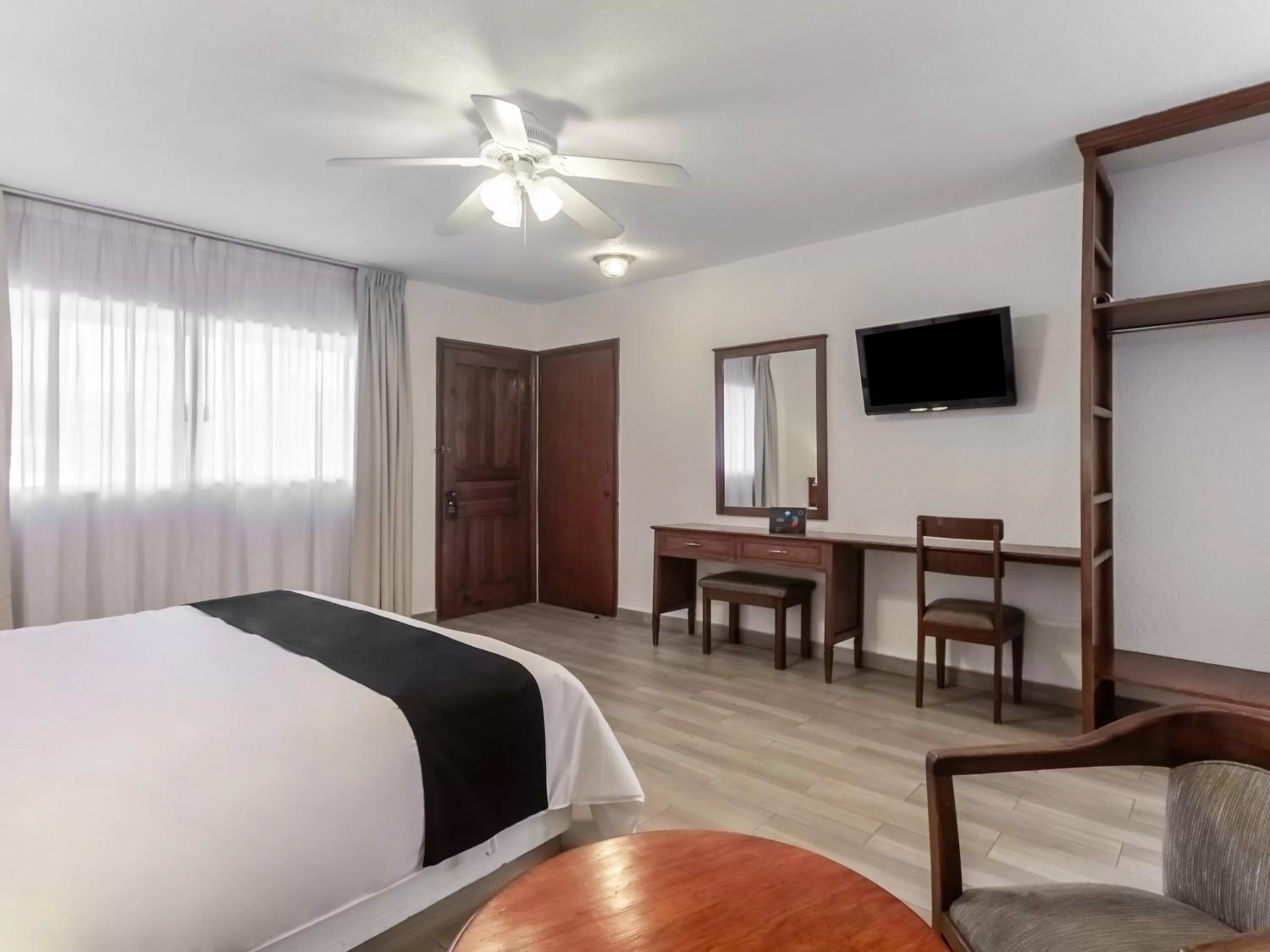 Bedroom, TV/Entertainment Center in Capital O Mansión los Arcos, San Luis Potosí