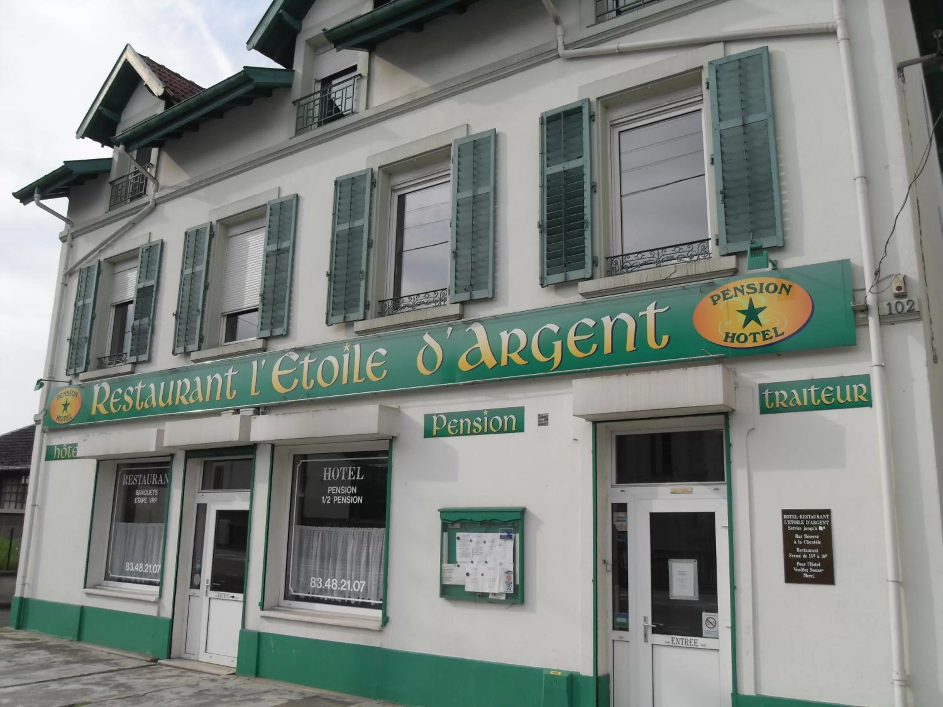 Facade/entrance in L Etoile d'Argent