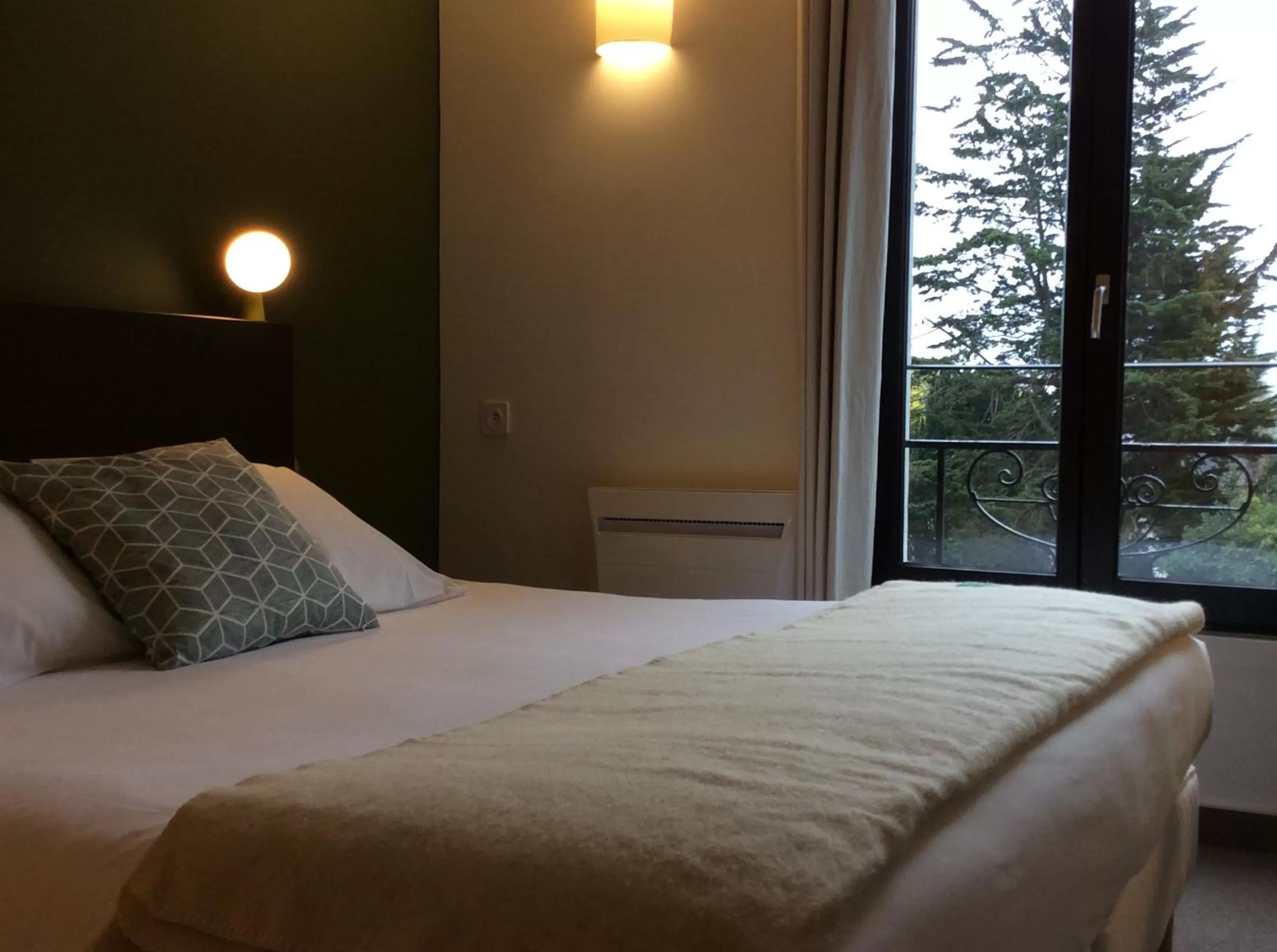 Bed in Hotel de France