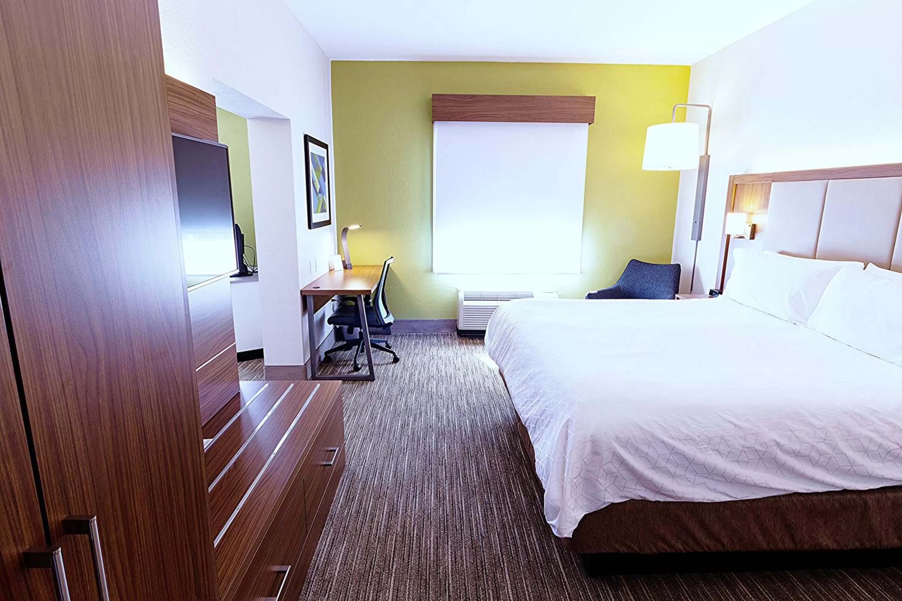 Photo of the whole room, Bed in Holiday Inn Express Hotel & Suites Crestview South I-10 by IHG