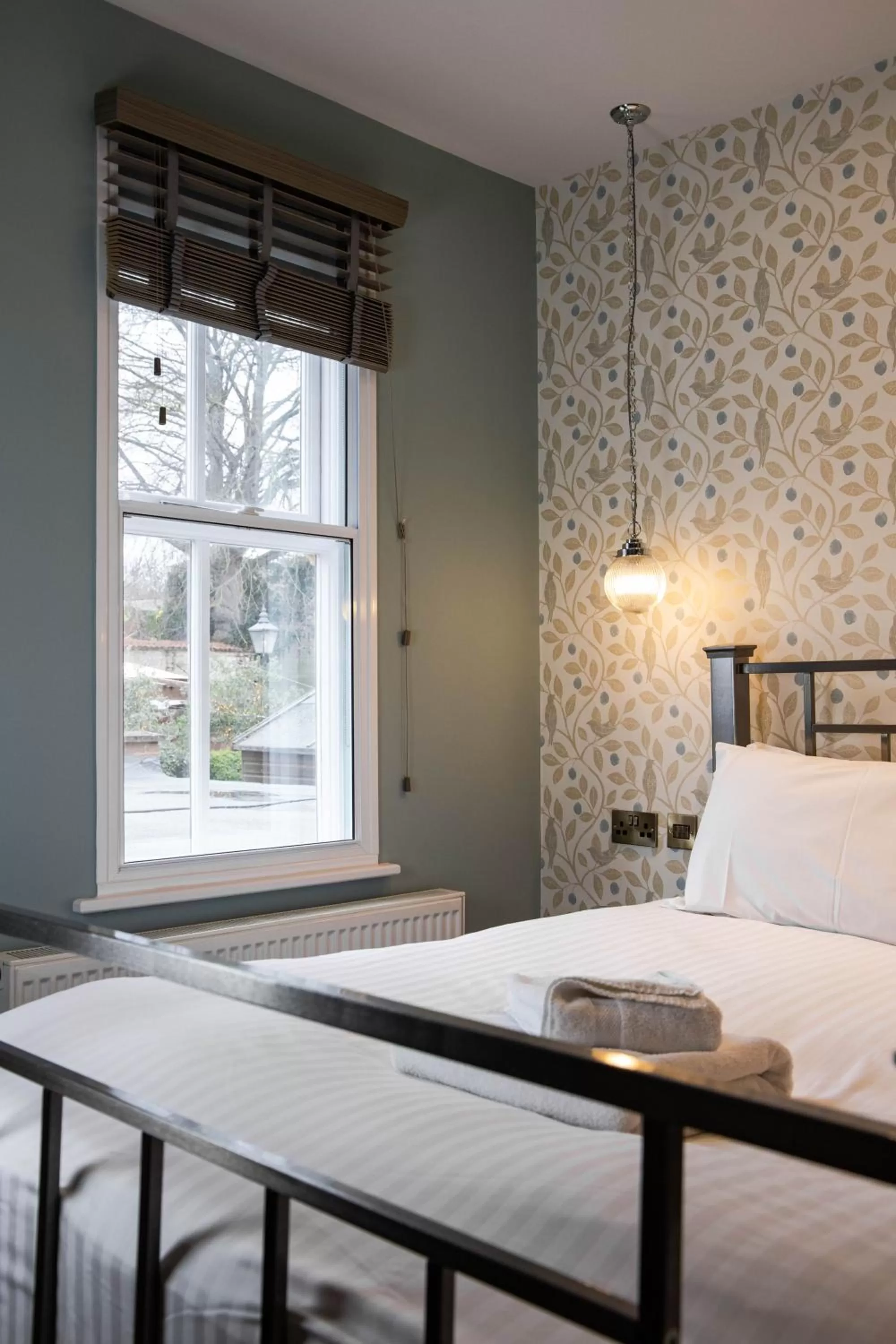 Bedroom, Bed in Crown Hotel