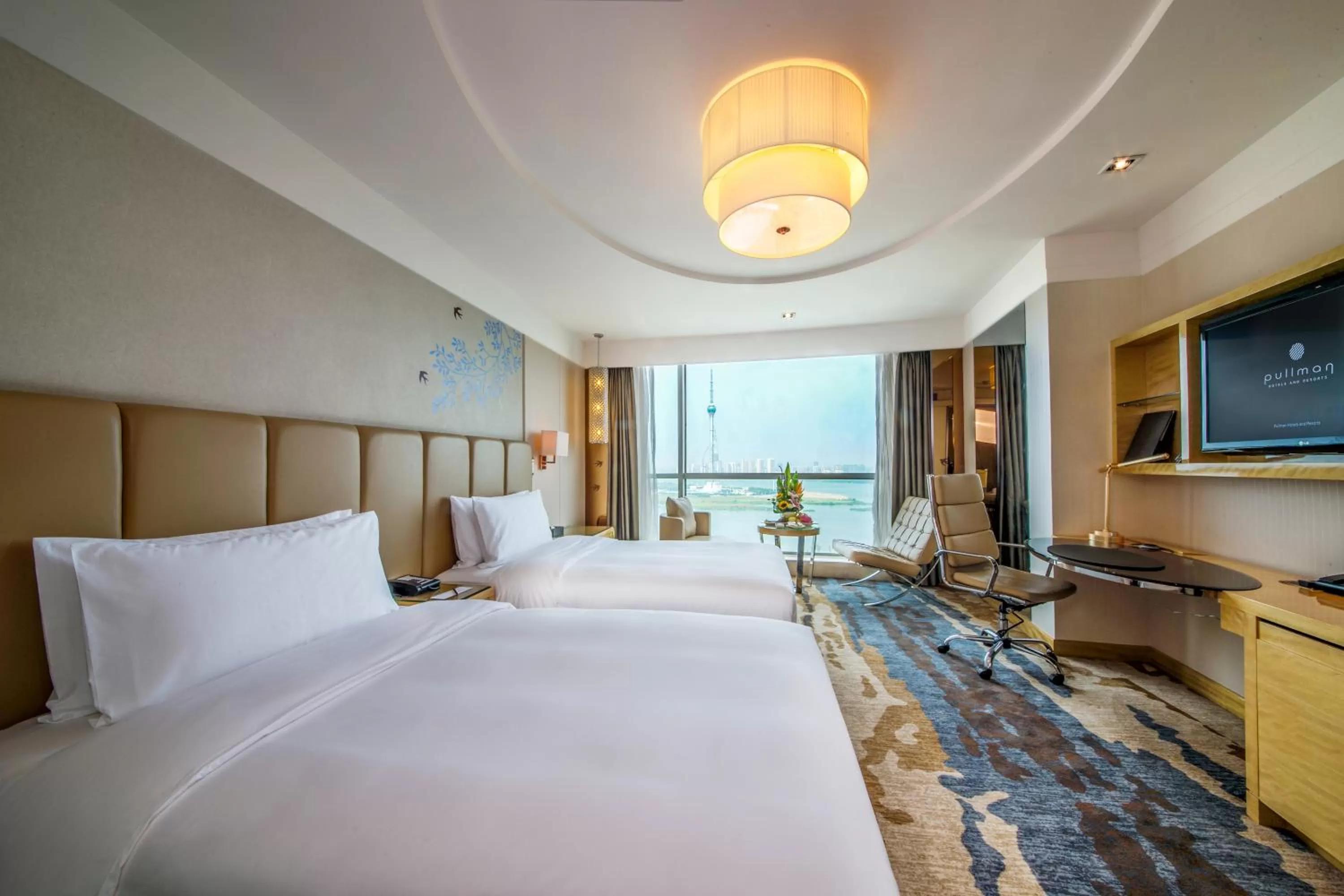 Photo of the whole room, Bed in Pullman Linyi Lushang