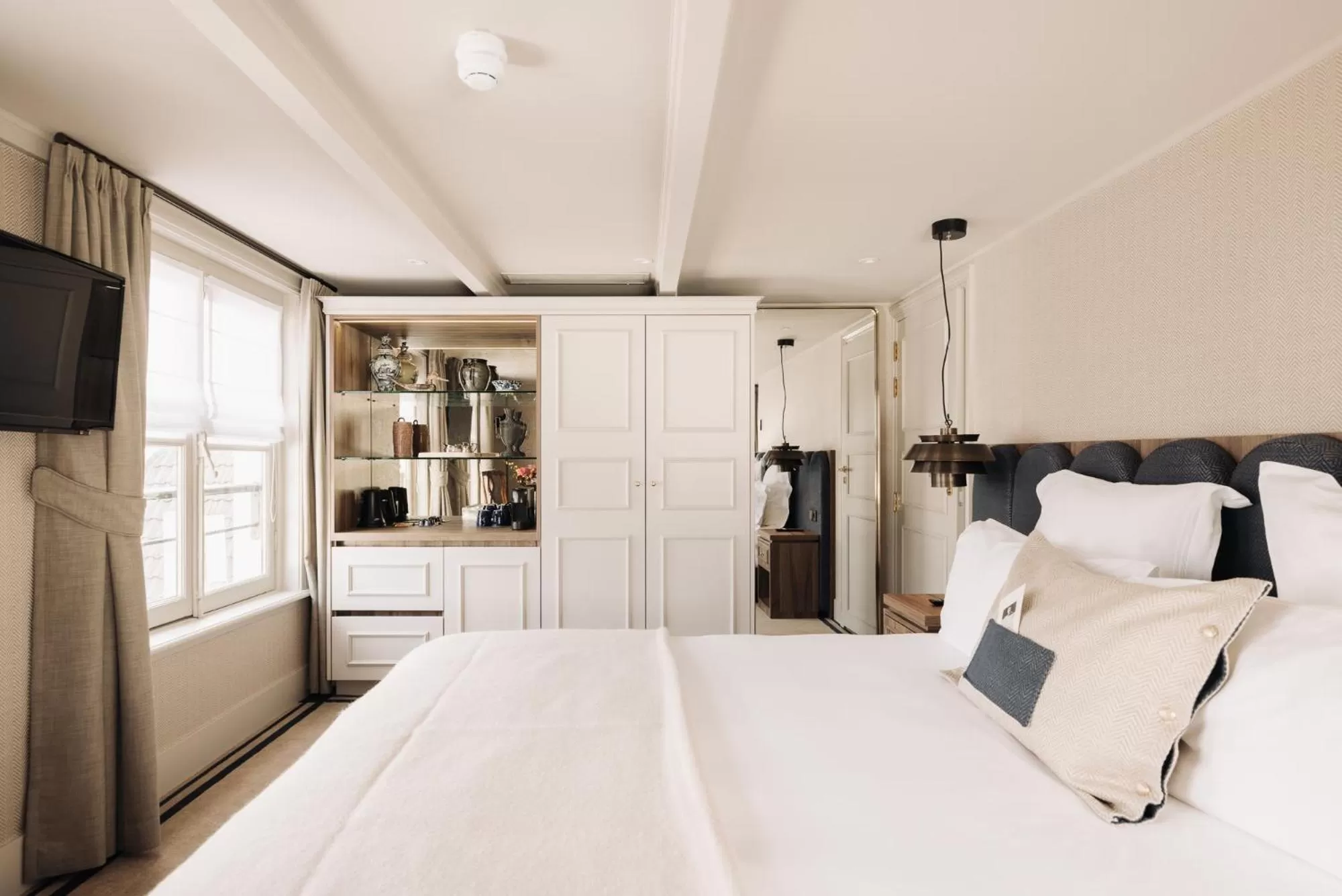 Bedroom, Bed in Hotel 717