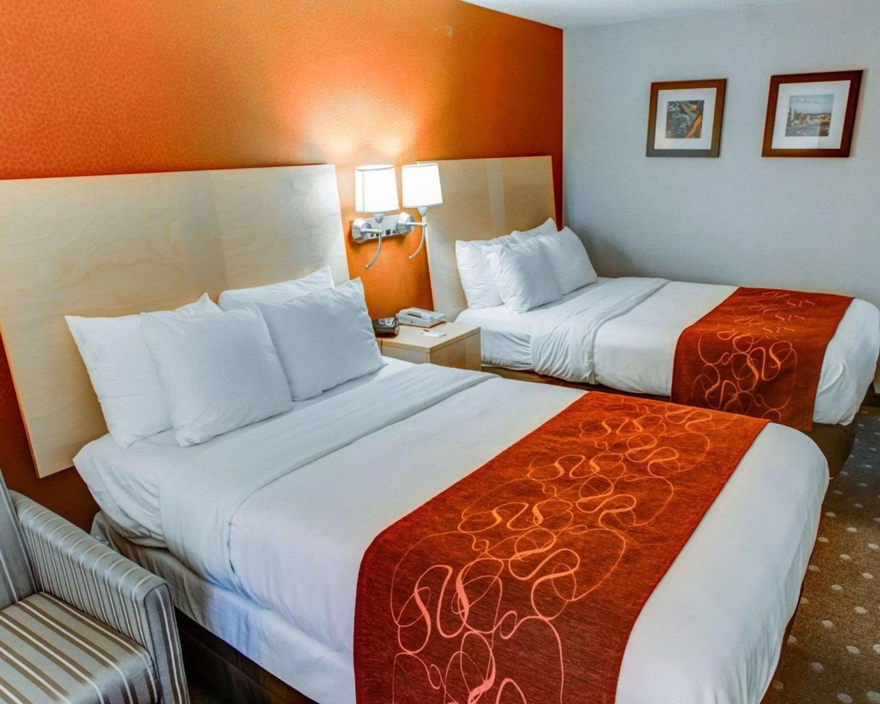 Photo of the whole room, Bed in Comfort Suites Pittsburgh Airport