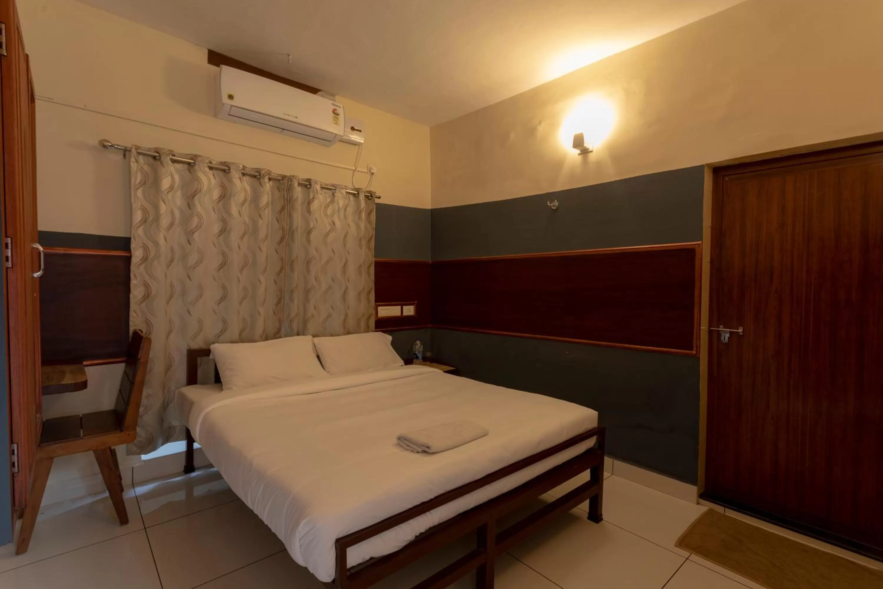 Photo of the whole room, Bed in JK Lodge