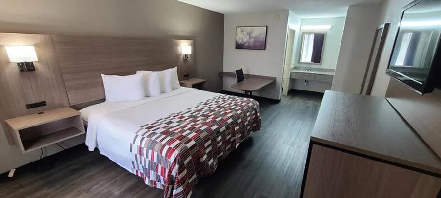 Standard King Room Non-Smoking in Days Inn by Wyndham Charlotte Airport North