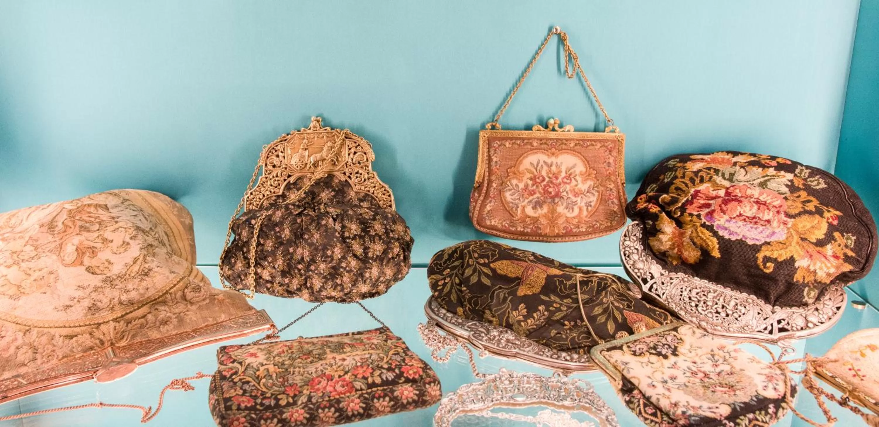 Library in Hotel Oleum - Parking Gratuito bajo disponibilidad y reserva previa