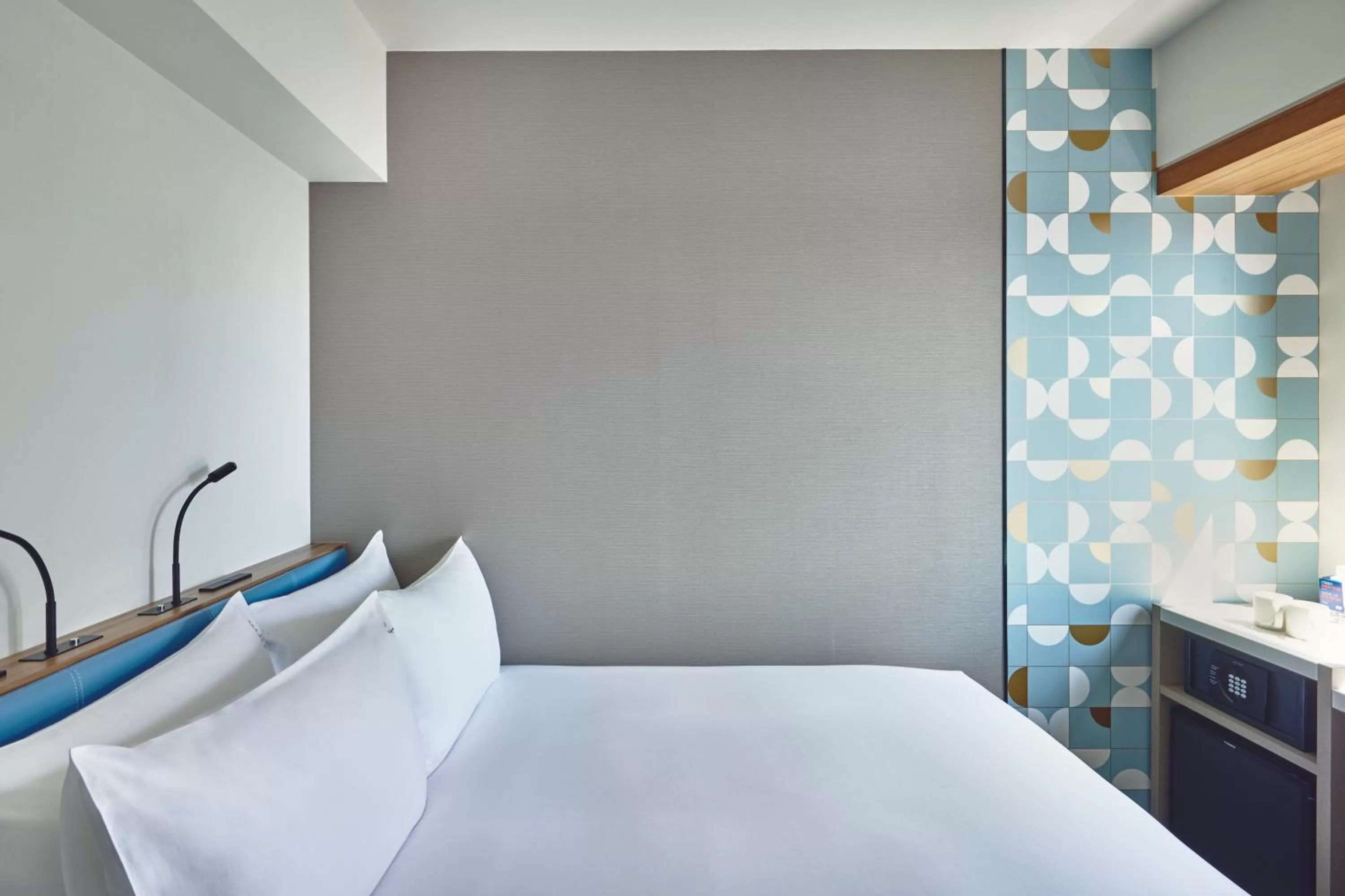 Bed in Holiday Inn Express Osaka City Centre- Midosuji by IHG