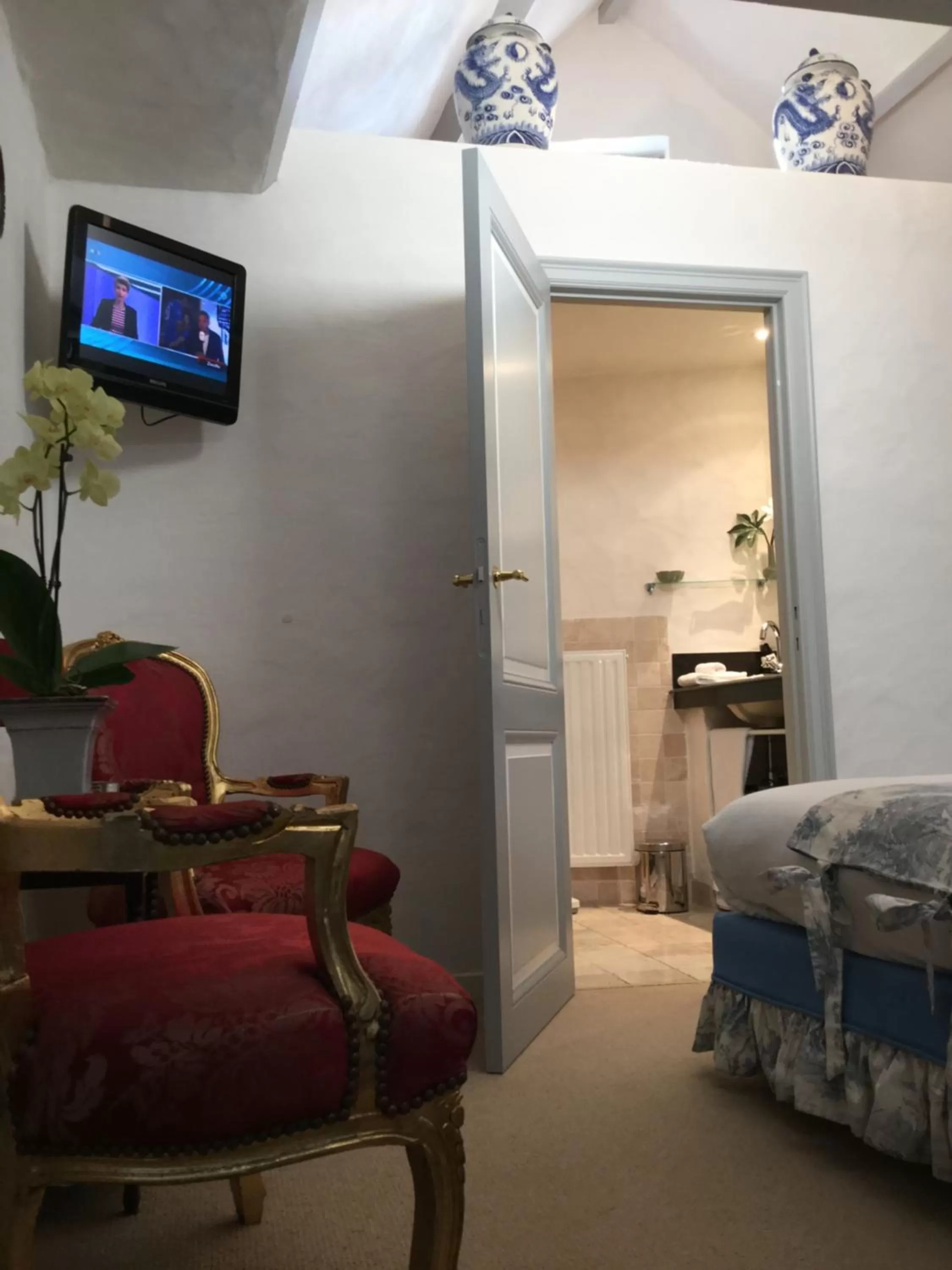 Photo of the whole room, TV/Entertainment Center in B&B Auberge De Klasse