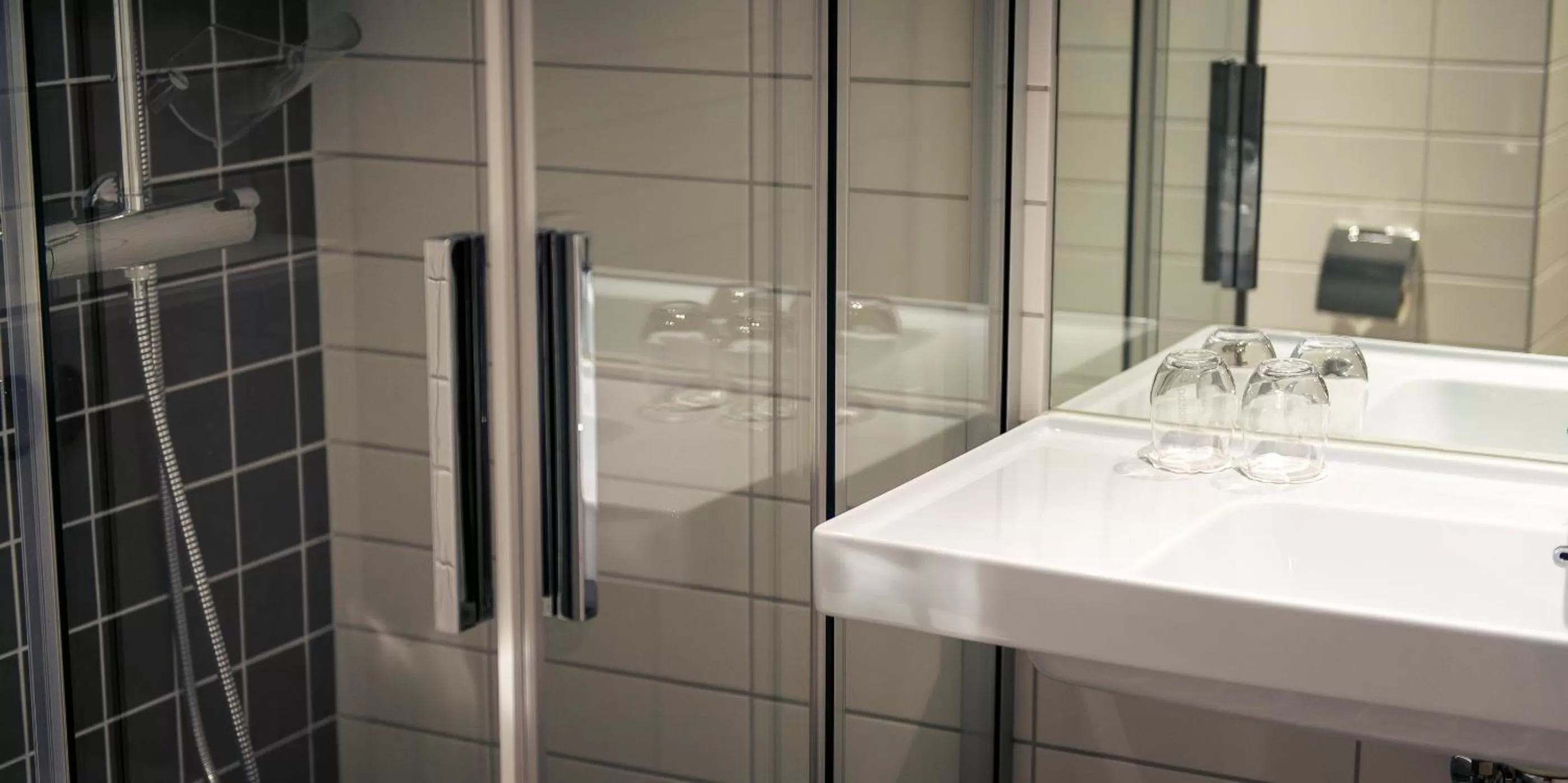 Shower in Home Hotel Hammer