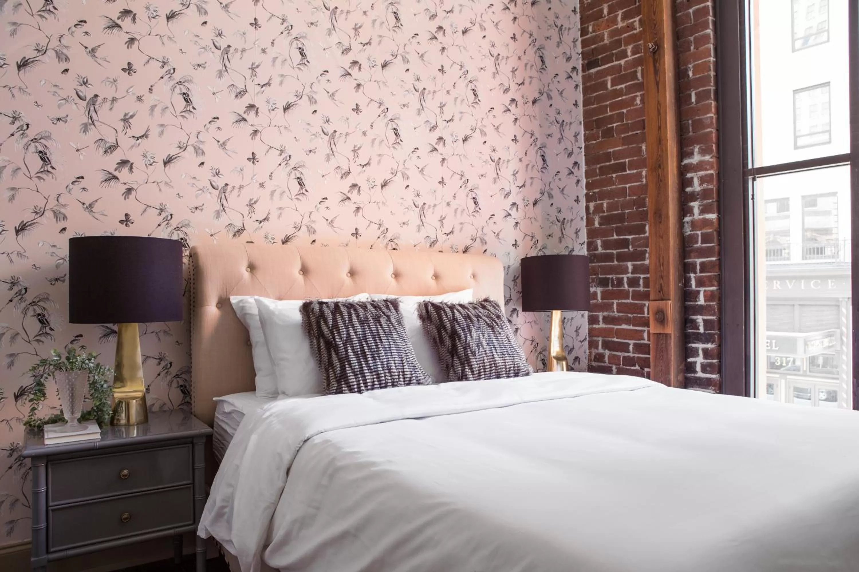 Living room, Bed in Sonder The Baronne