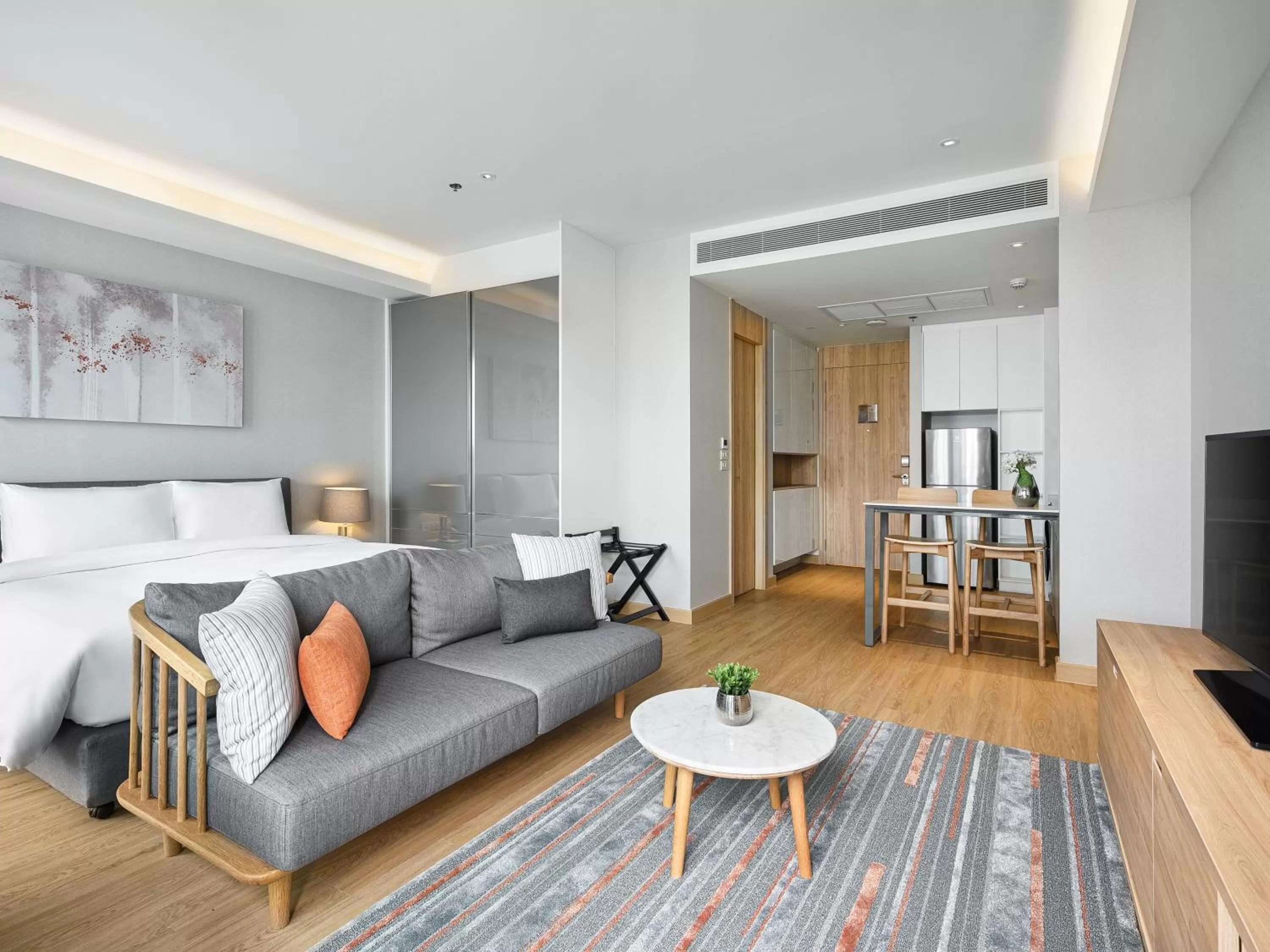 TV and multimedia in Oakwood Suites Bangkok