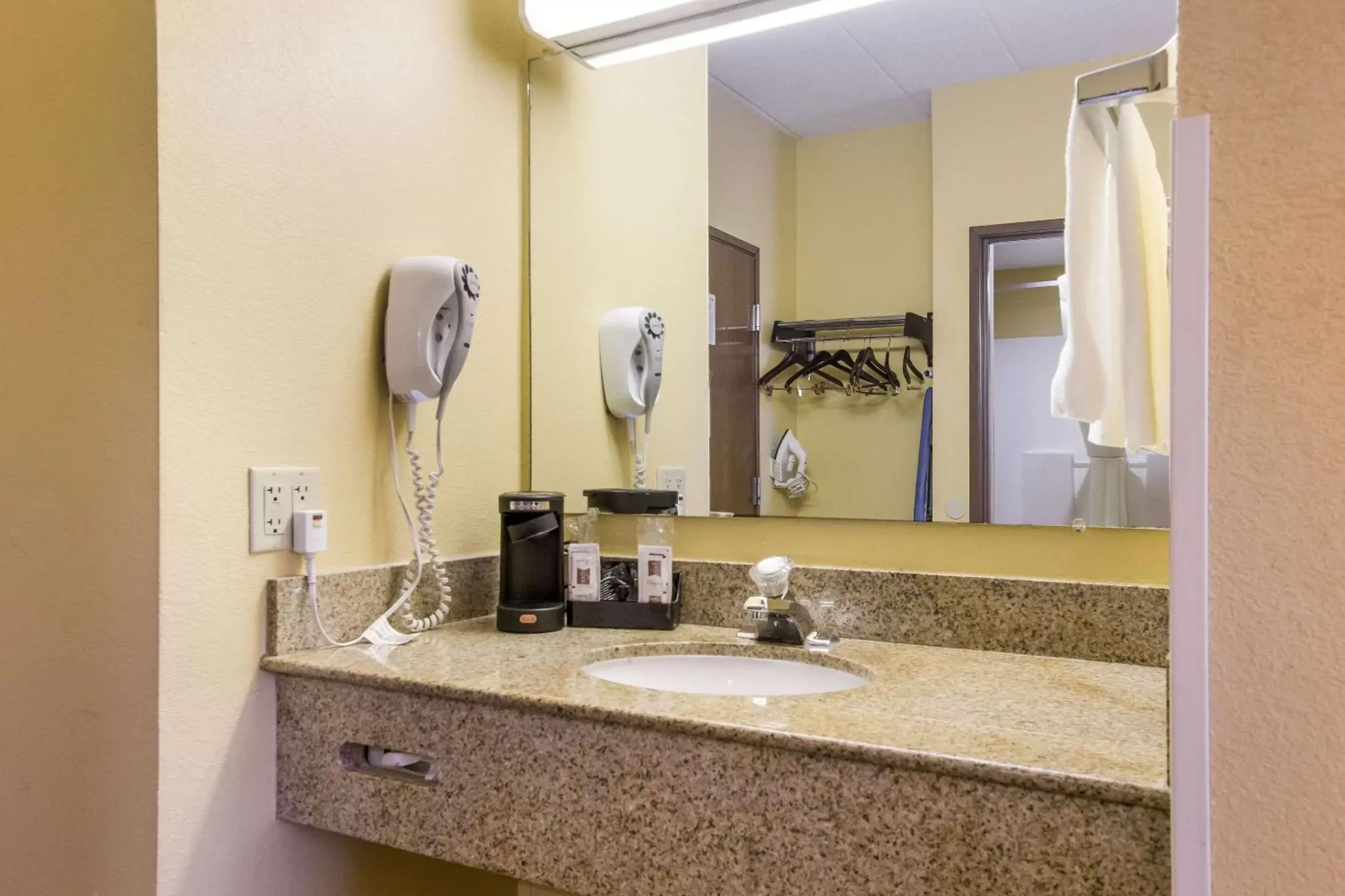 Deluxe Queen Studio in Quality Inn & Suites CVG Airport Deluxe Queen Studio in Quality Inn & Suites CVG Airport