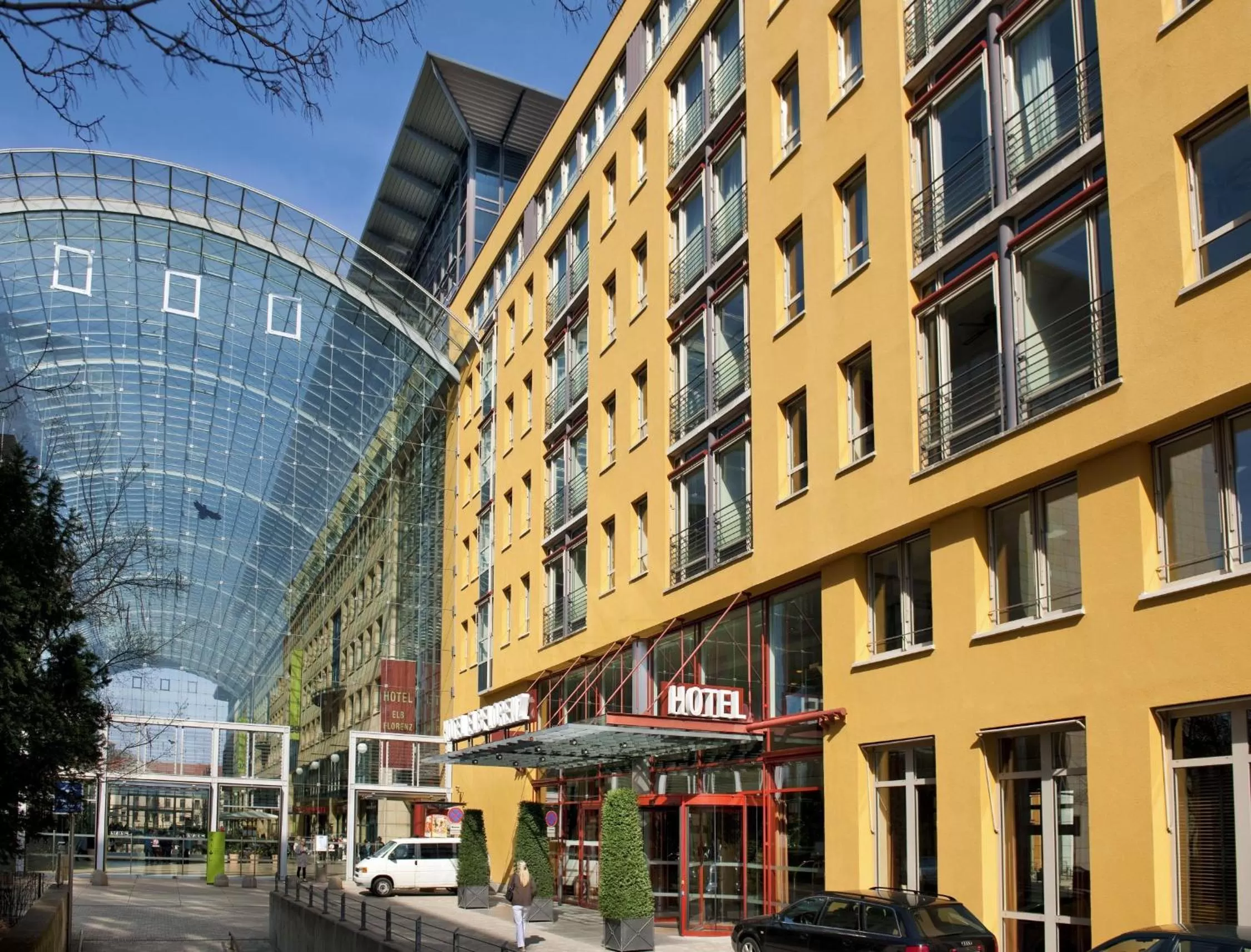 Facade/entrance in Hotel Elbflorenz Dresden