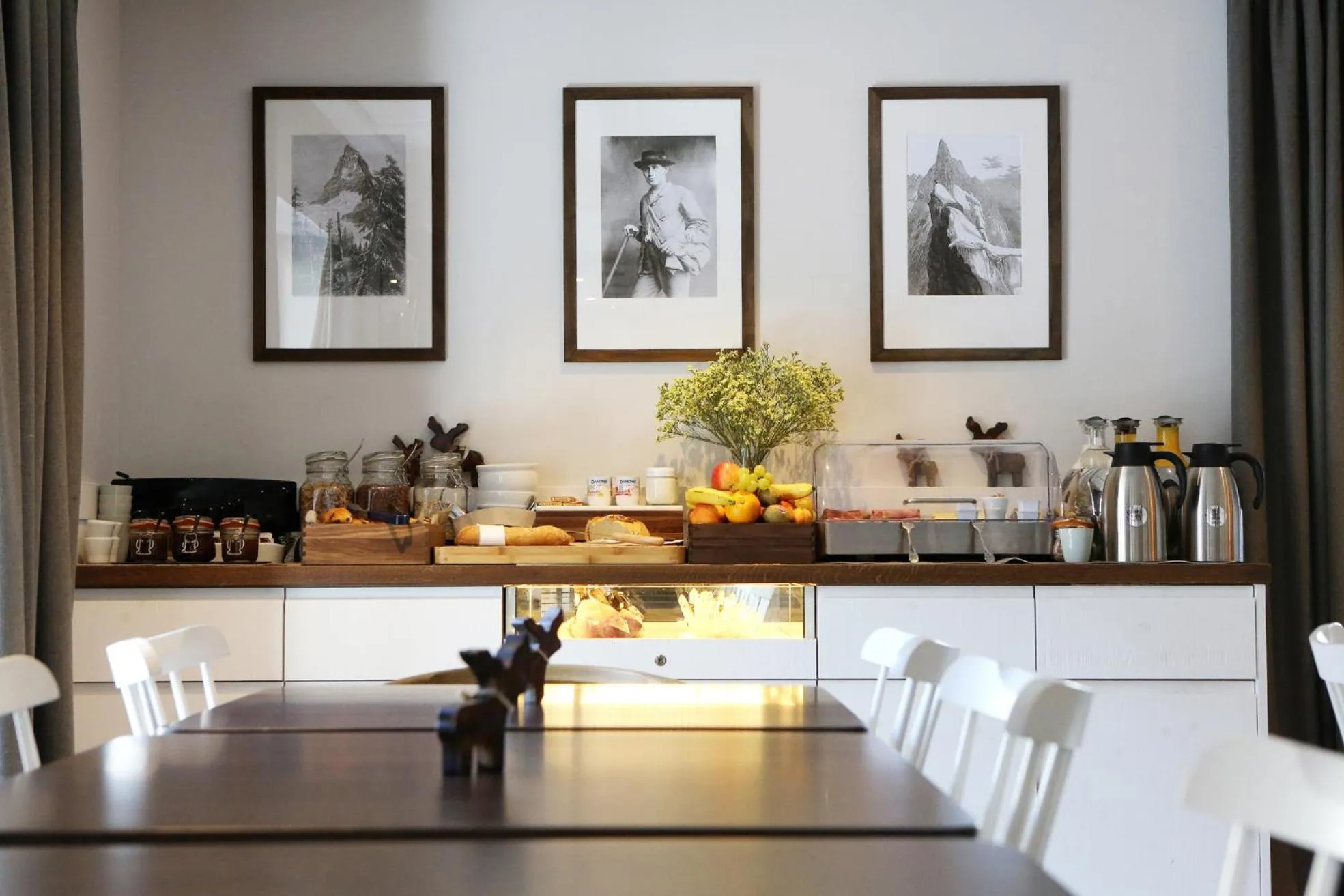 Communal lounge/ TV room in Chalet hôtel le Whymper