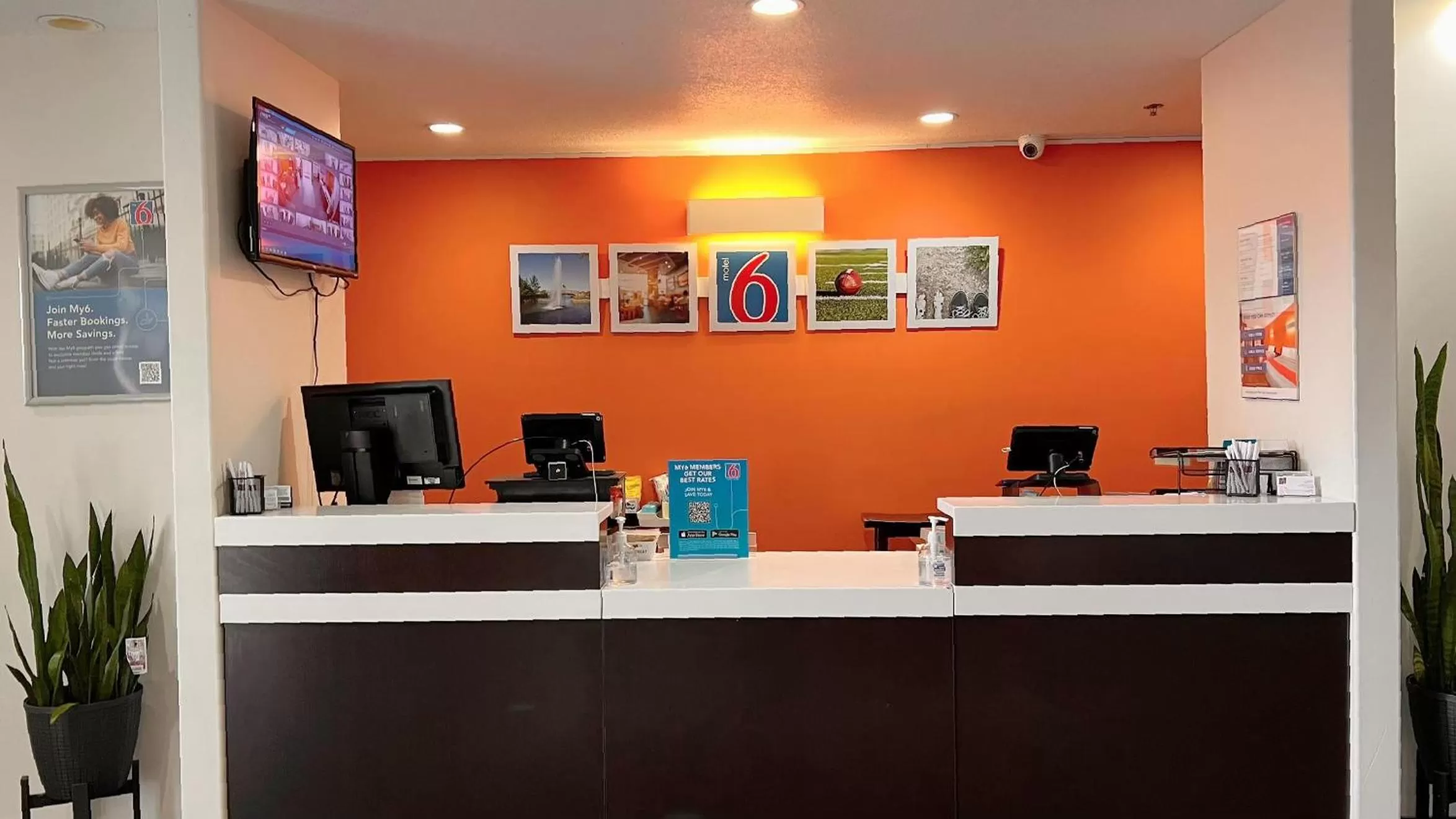 Lobby or reception in Motel 6-Regina, SK