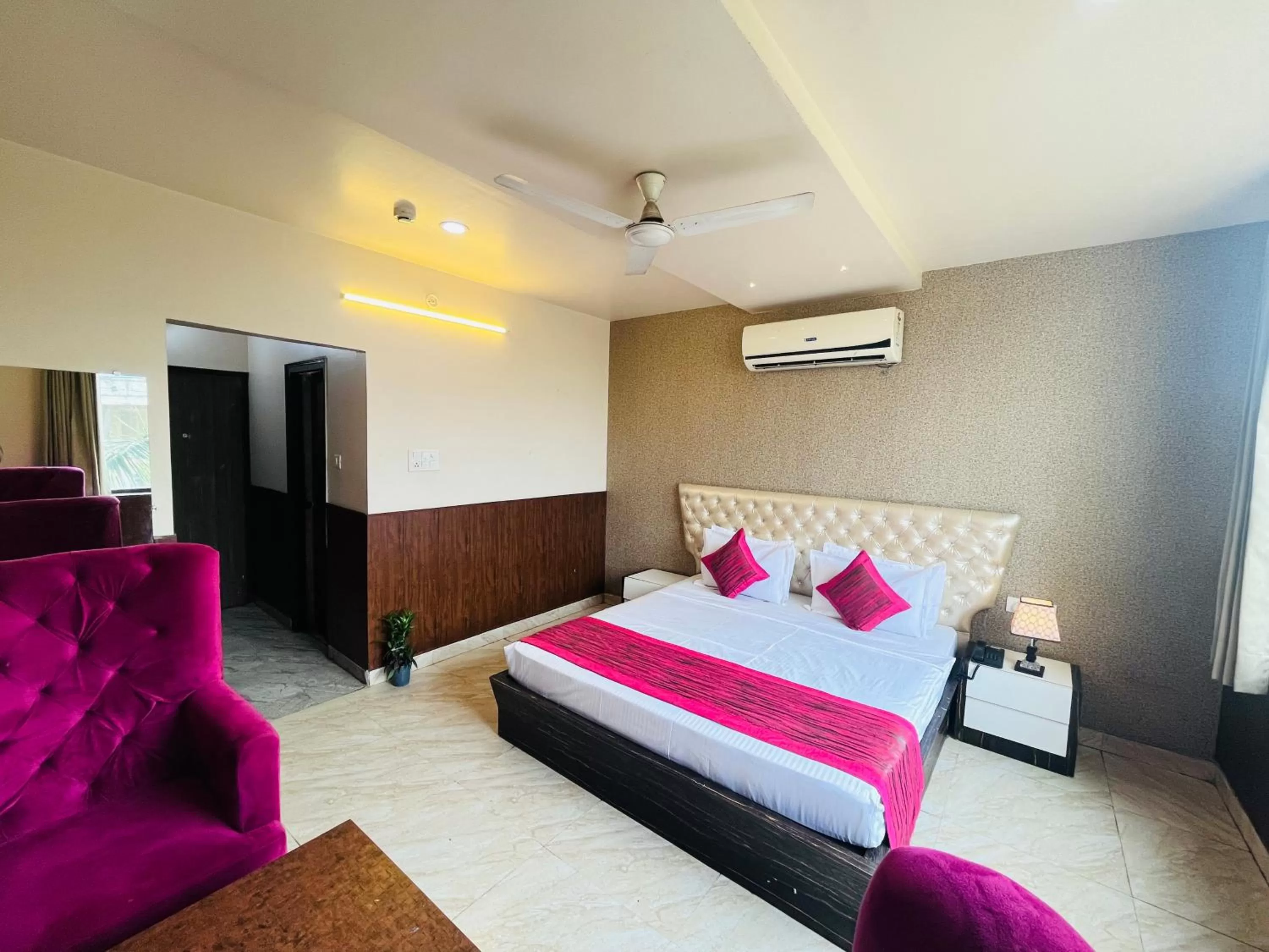 Bed in Hotel The Leaf - Gomti Nagar Lucknow