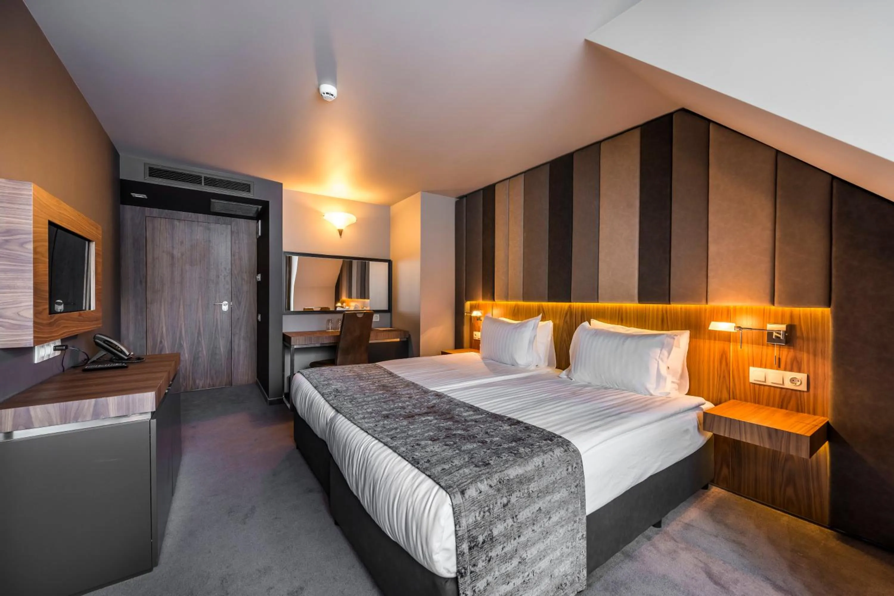 Bed in All Seasons Residence Design Hotel - Free parking