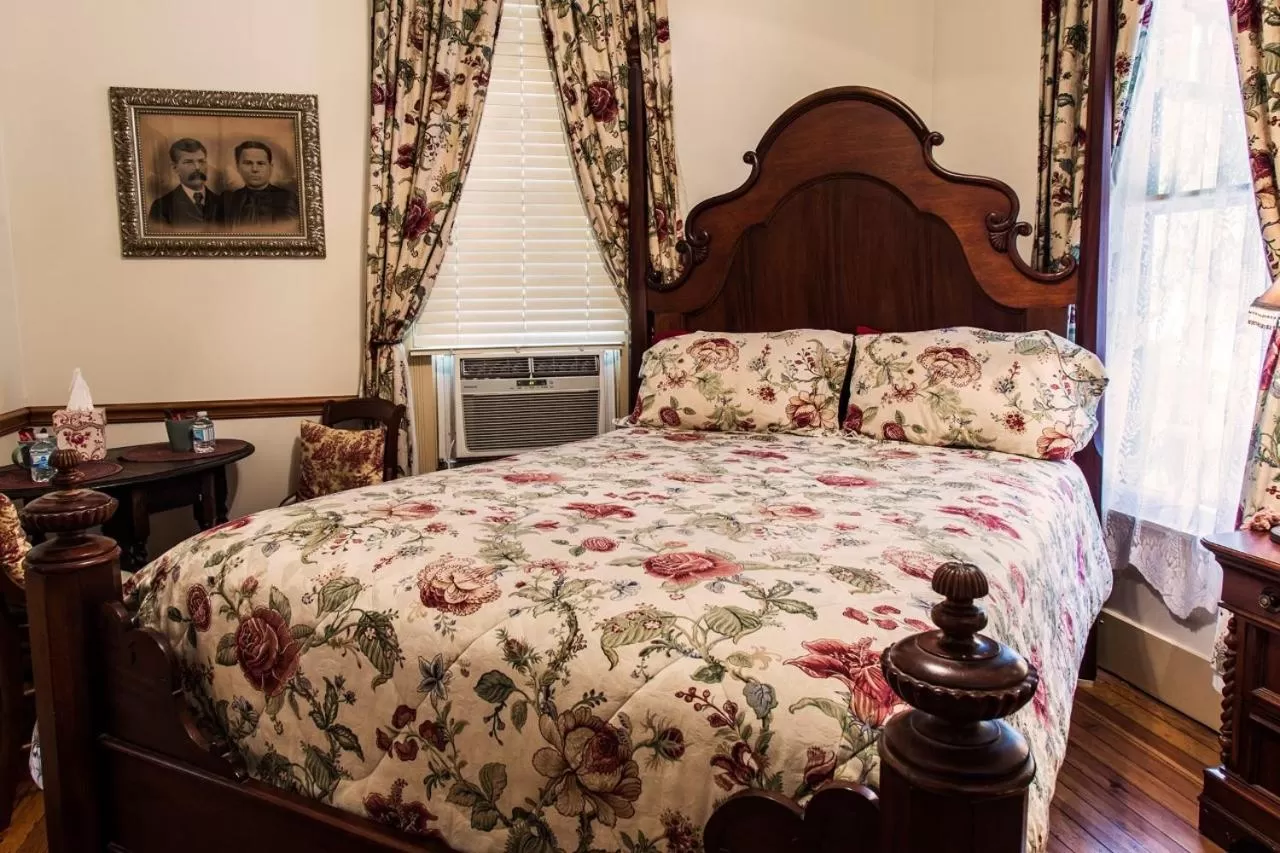 Bed in Hidden Springs Bed and Breakfast