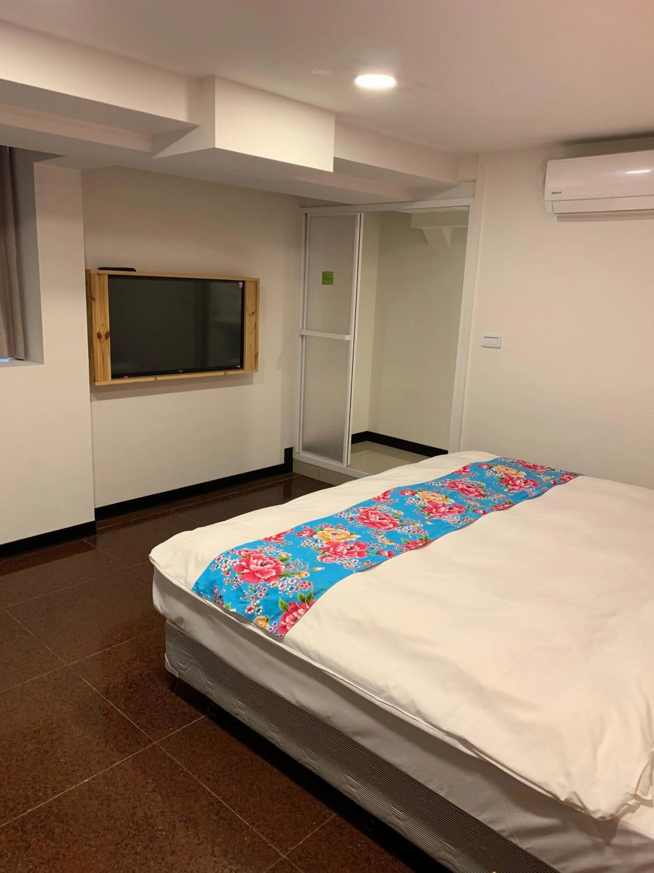 Bed in Good Night Hotel