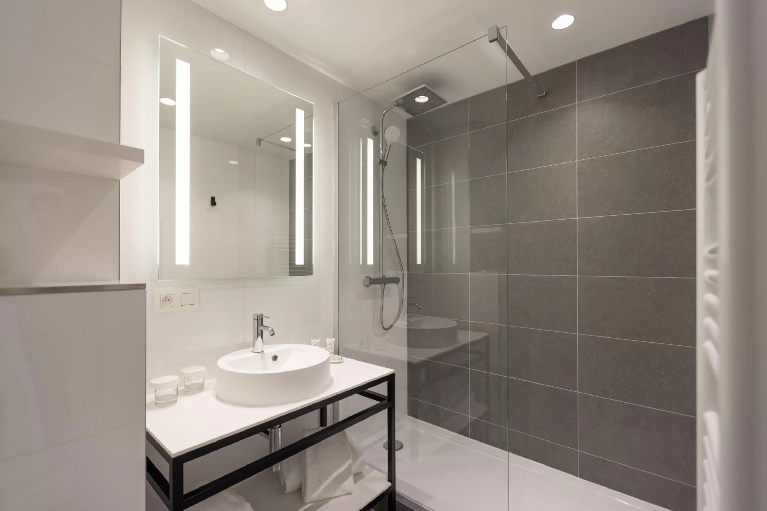 Shower in Hôtel Riva Art & Spa