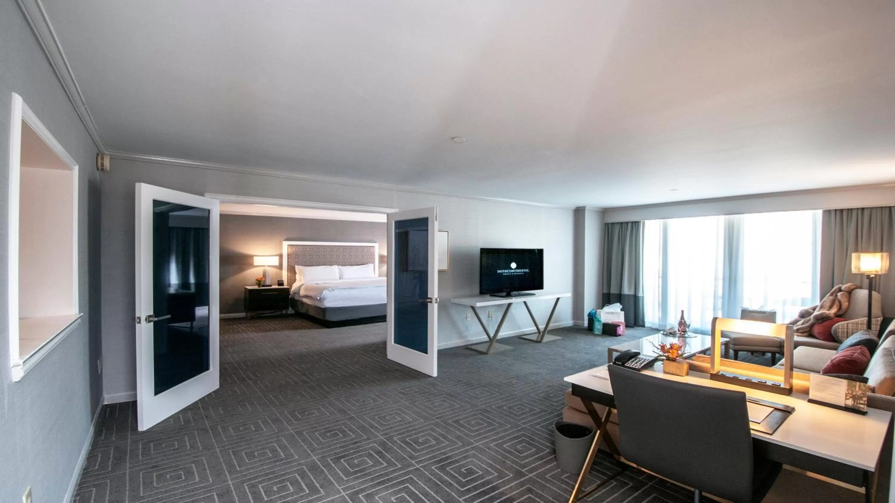 Photo of the whole room, Bed in InterContinental Kansas City at the Plaza by IHG