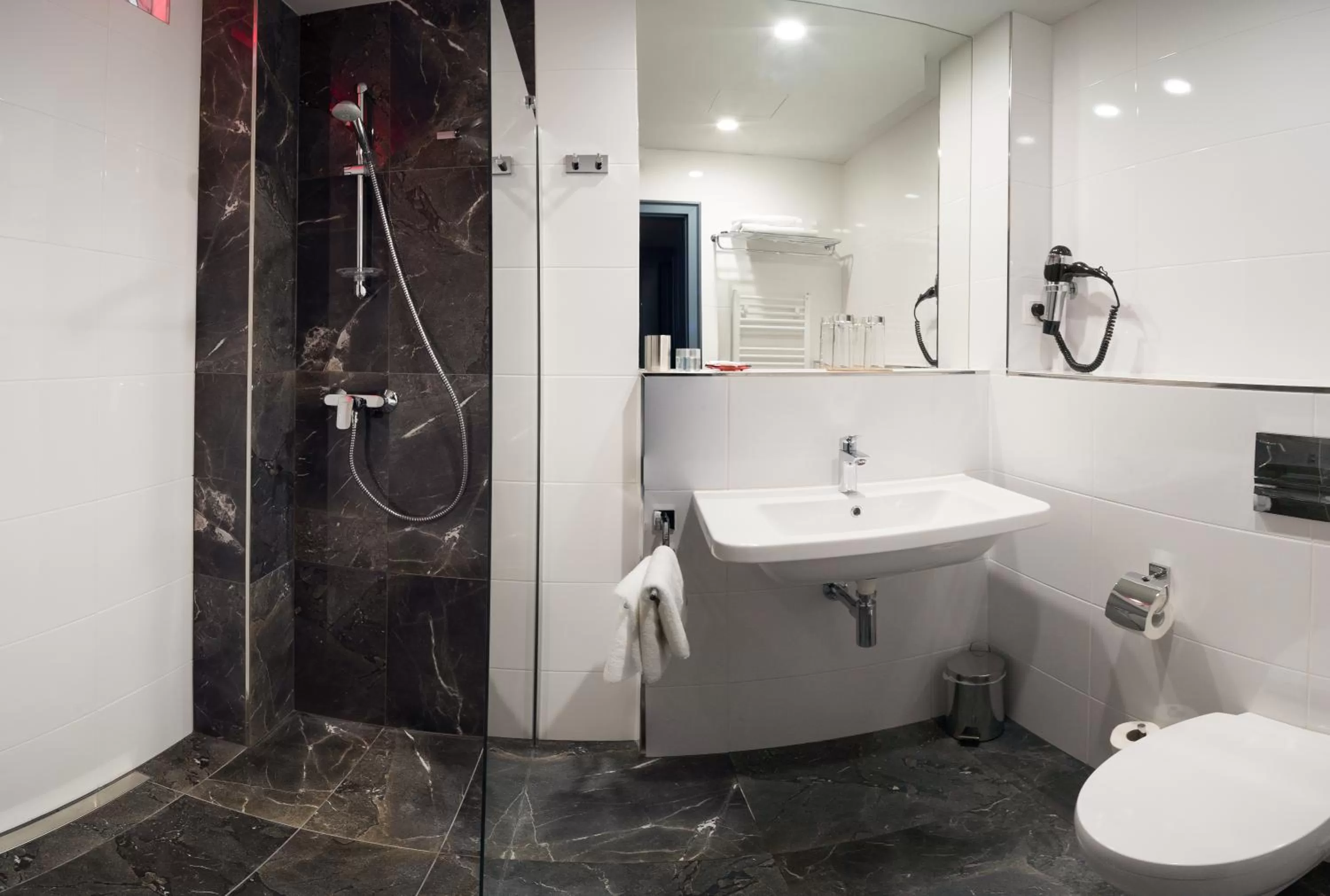 Bathroom in Parkhotel Carlsbad Inn