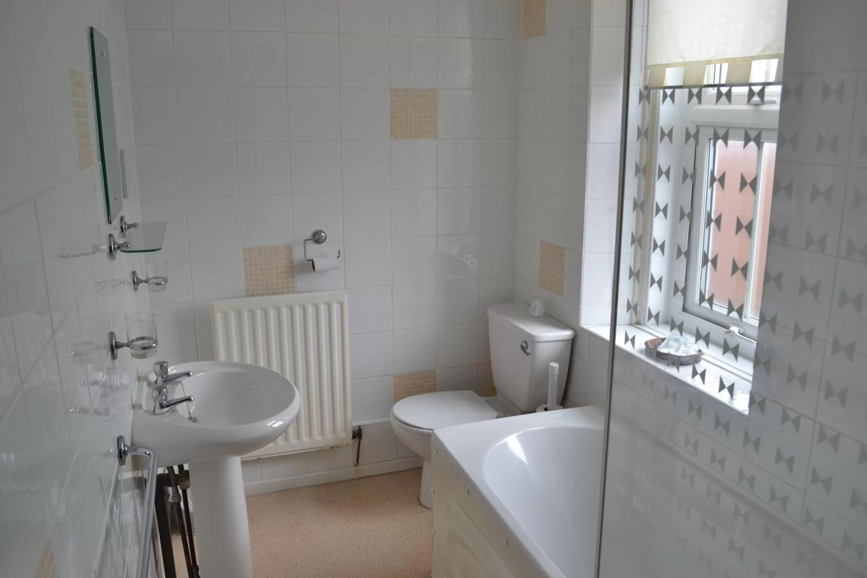 Bathroom in Oak Tree Inn