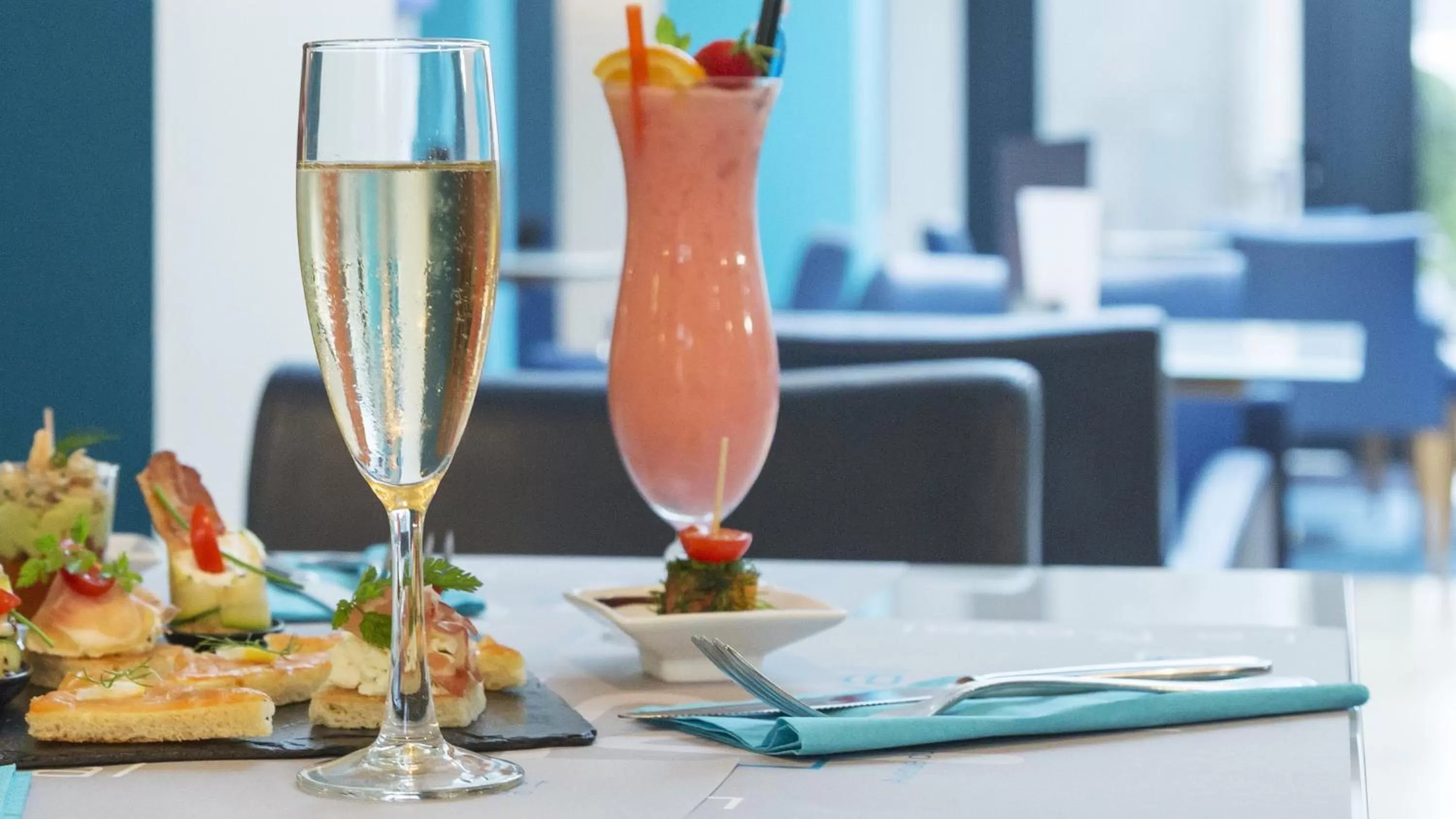 Lounge or bar in Holiday Inn Resort le Touquet by IHG