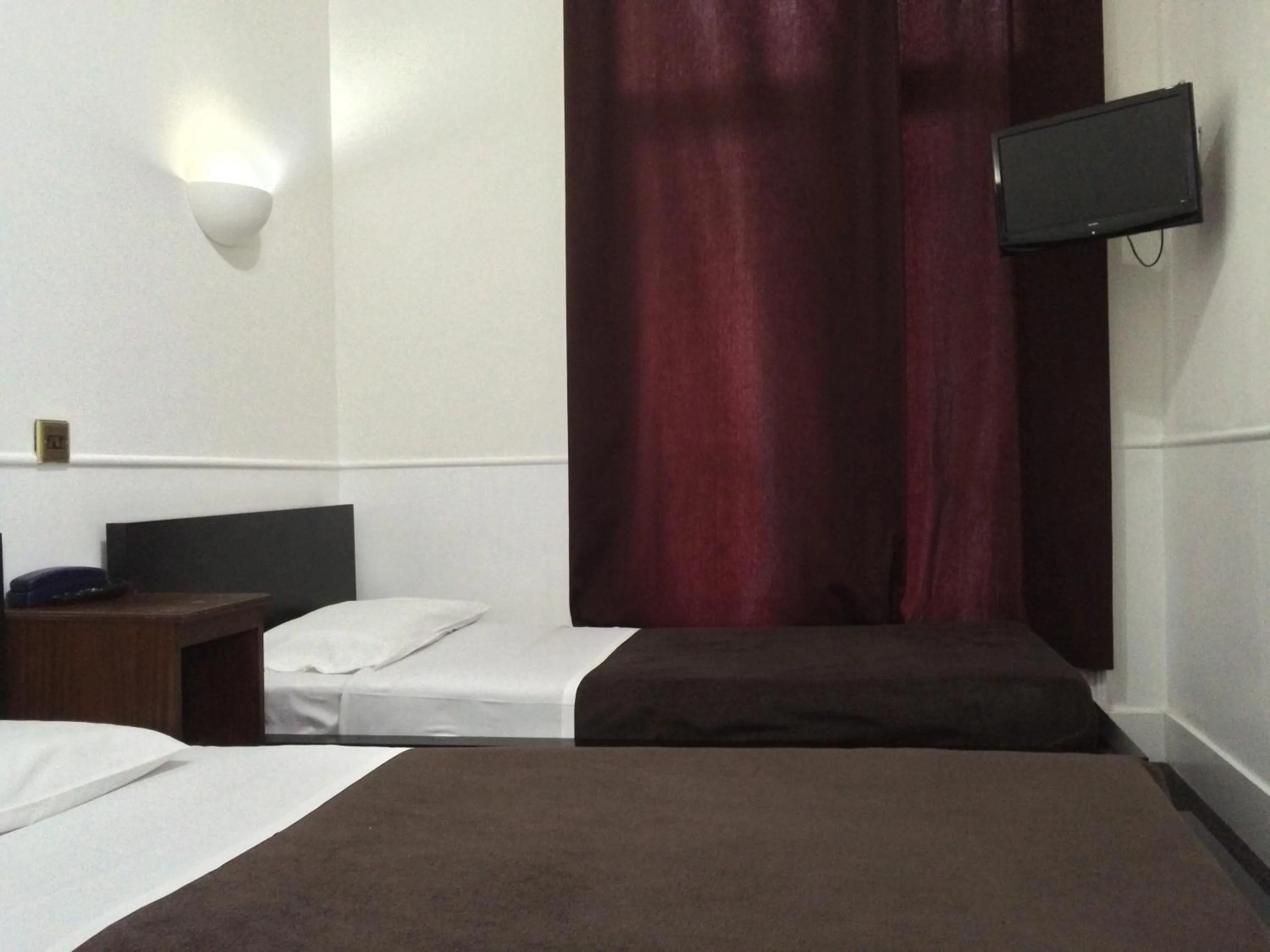 Photo of the whole room in London Continental Hotel