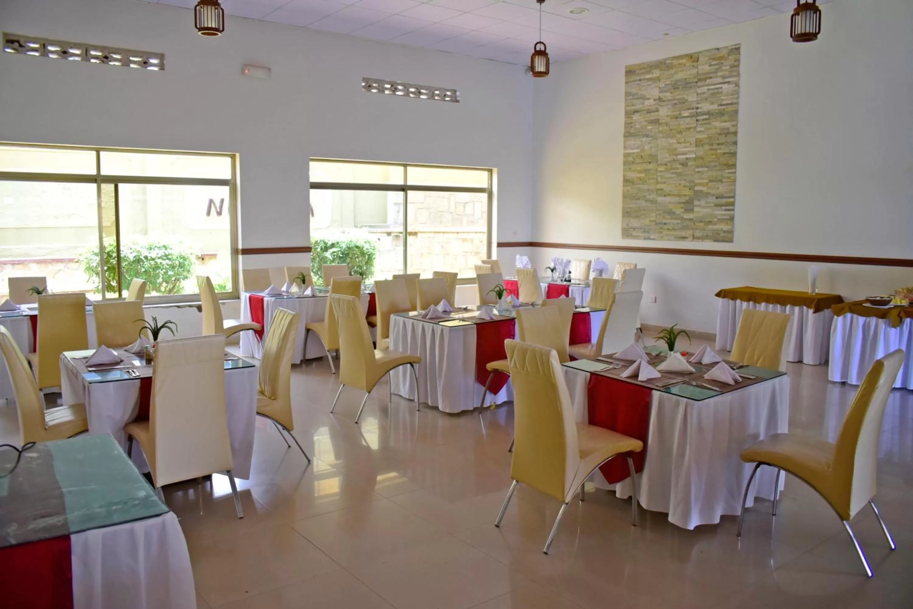 Restaurant/places to eat in Nobleza Hotel