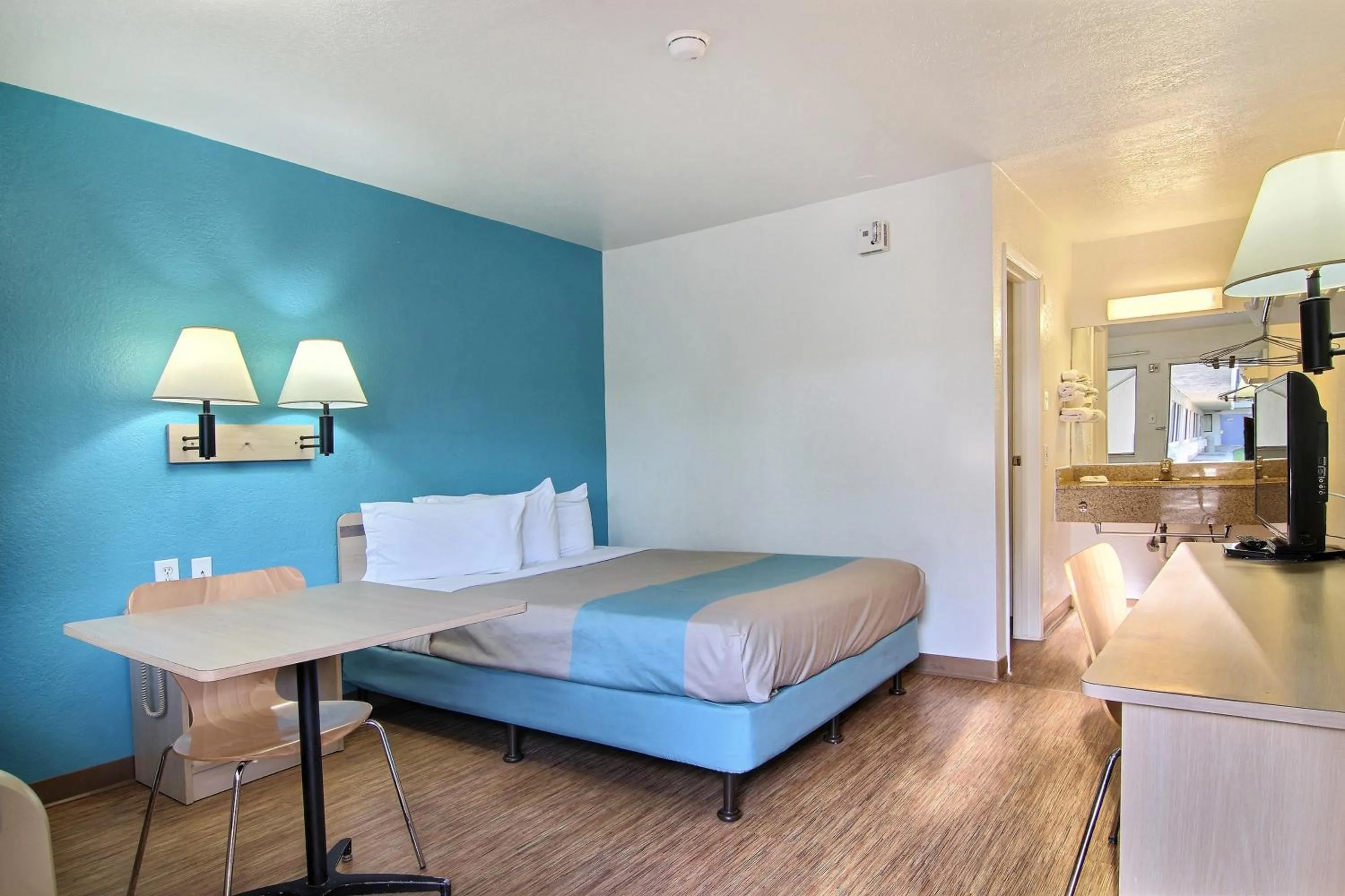 TV and multimedia, Bed in Motel 6-Lubbock, TX