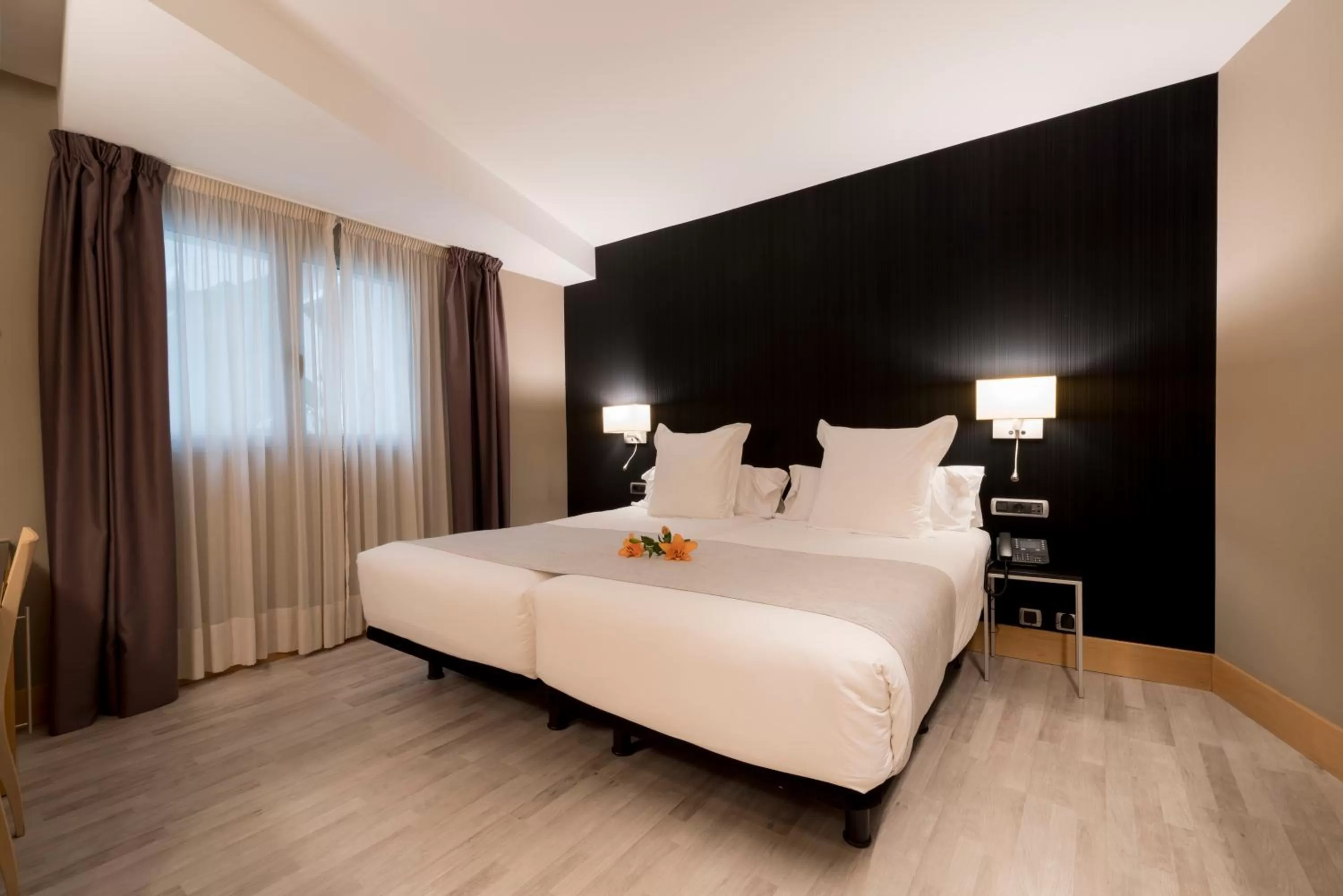 Facility for disabled guests, Bed in Hotel Plaza