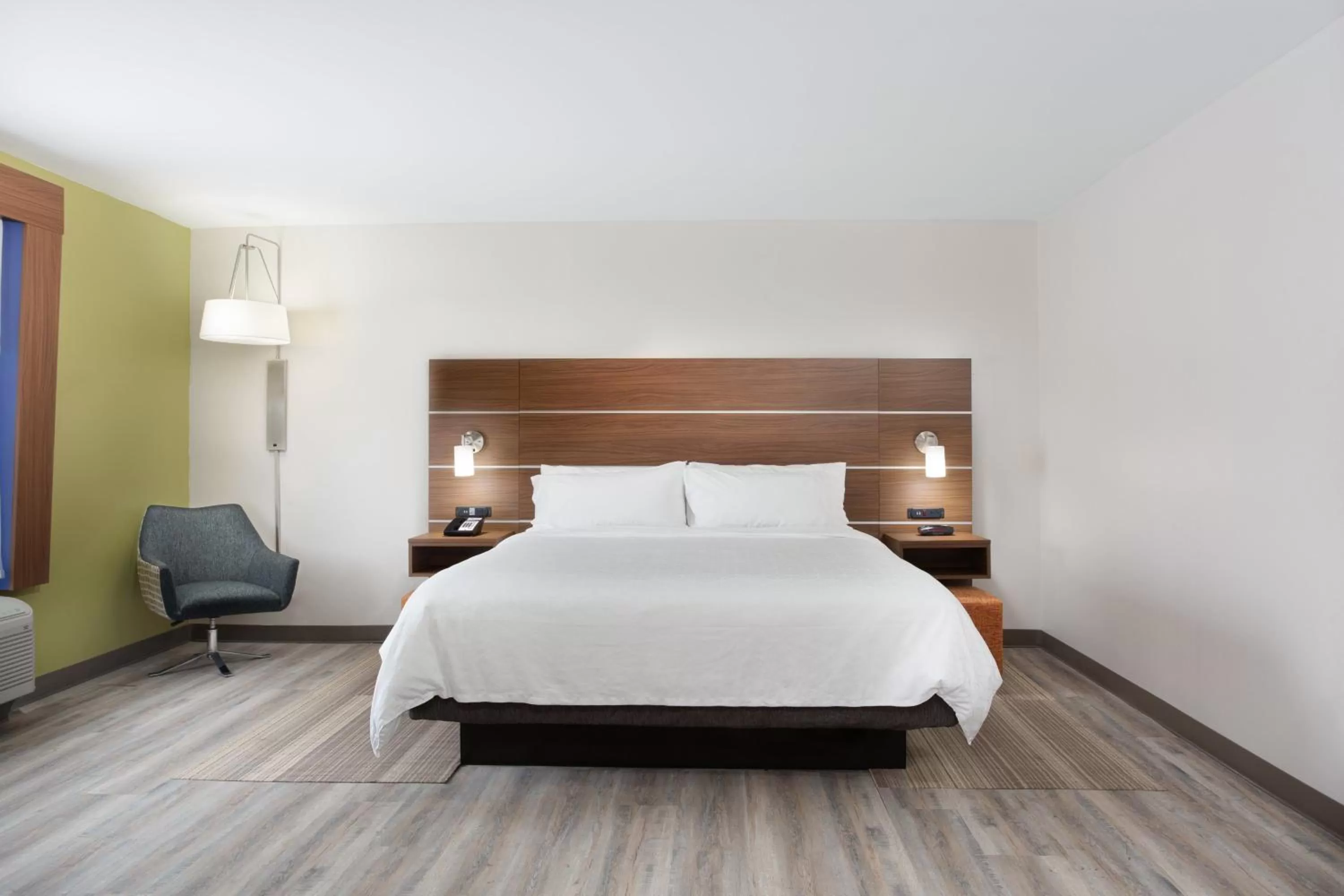 Photo of the whole room, Bed in Holiday Inn Express & Suites - Morehead City by IHG