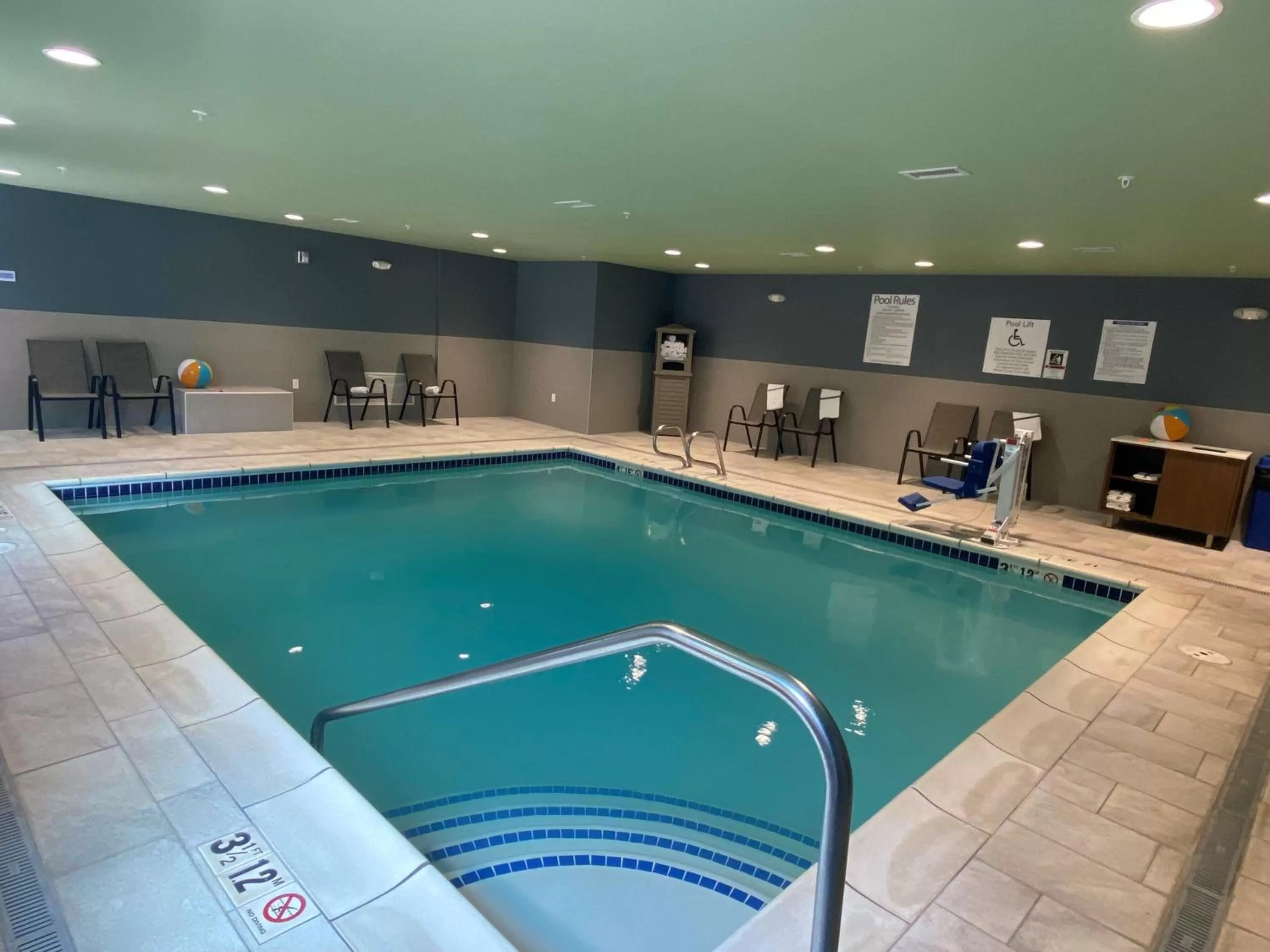 Swimming pool in Holiday Inn Express & Suites - Camas by IHG