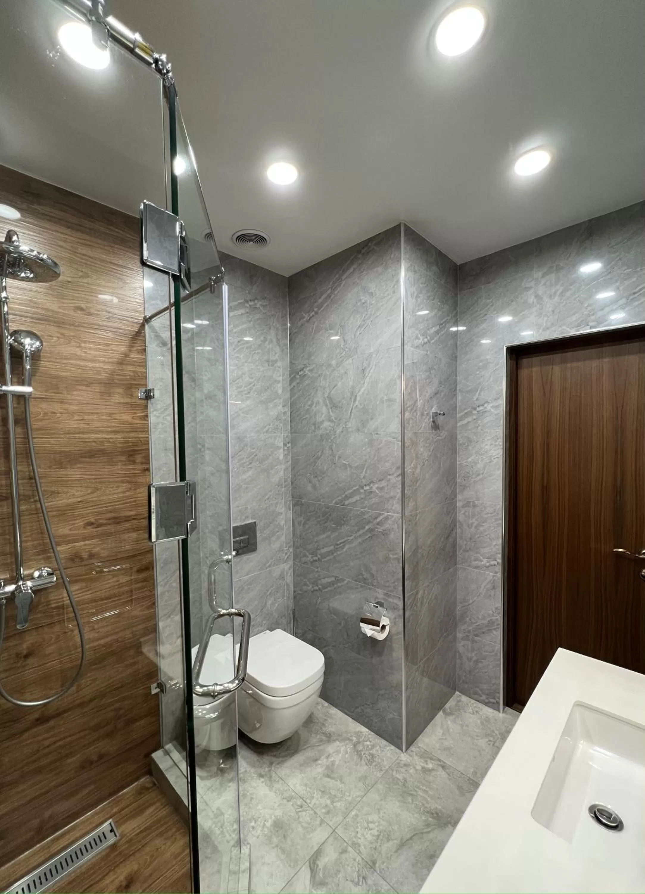 Shower in OSCAR BOUTIQUE HOTEL