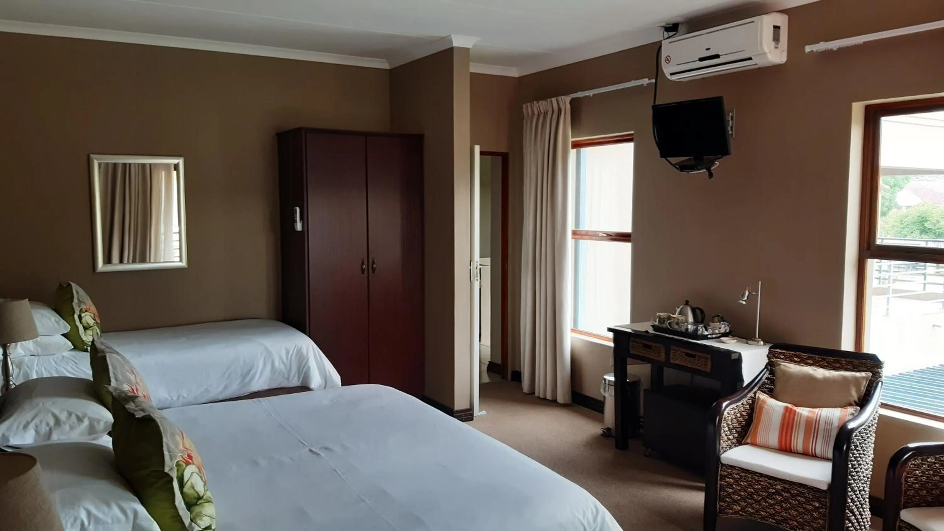 Bed in Karoo Sun Boutique Guest House