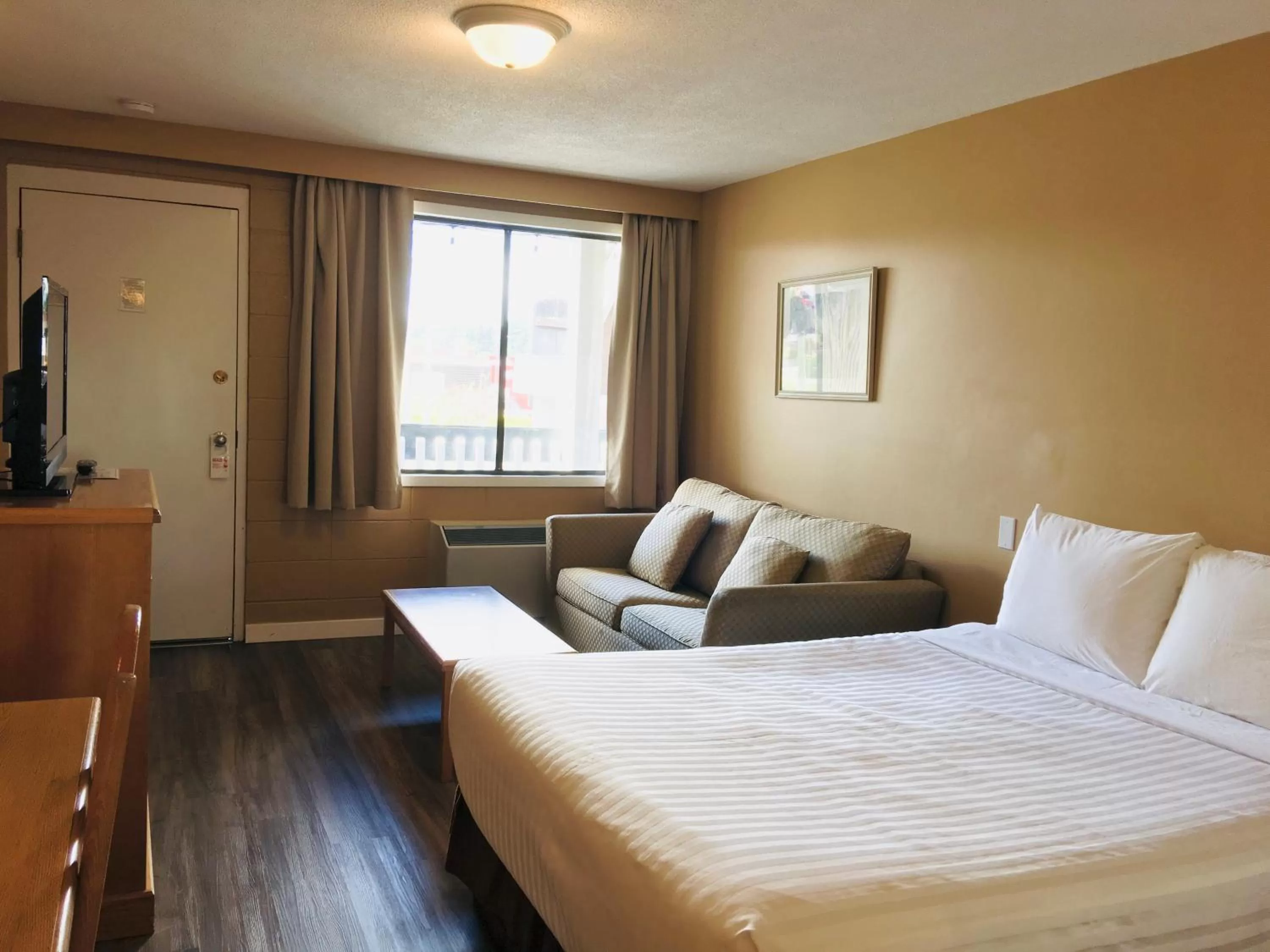 Bedroom, Bed in Thunderbird Motor Inn