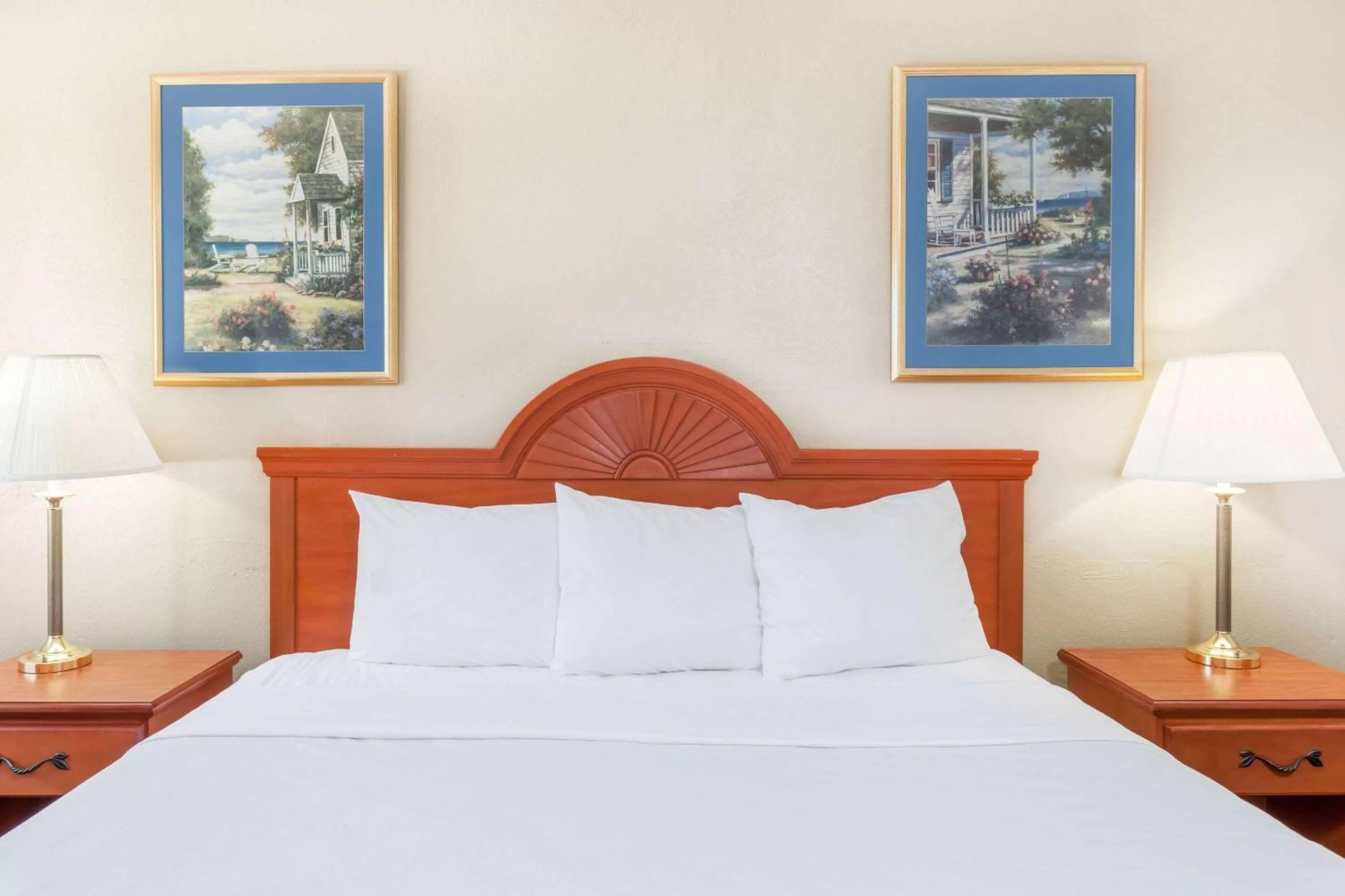 Photo of the whole room, Bed in Super 8 by Wyndham Montgomery Maybrook