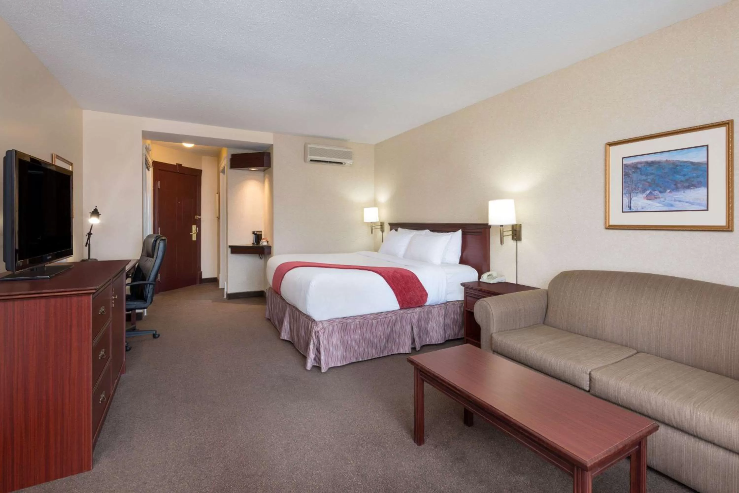 Photo of the whole room, Bed in Ramada Plaza by Wyndham Gatineau/Manoir du Casino